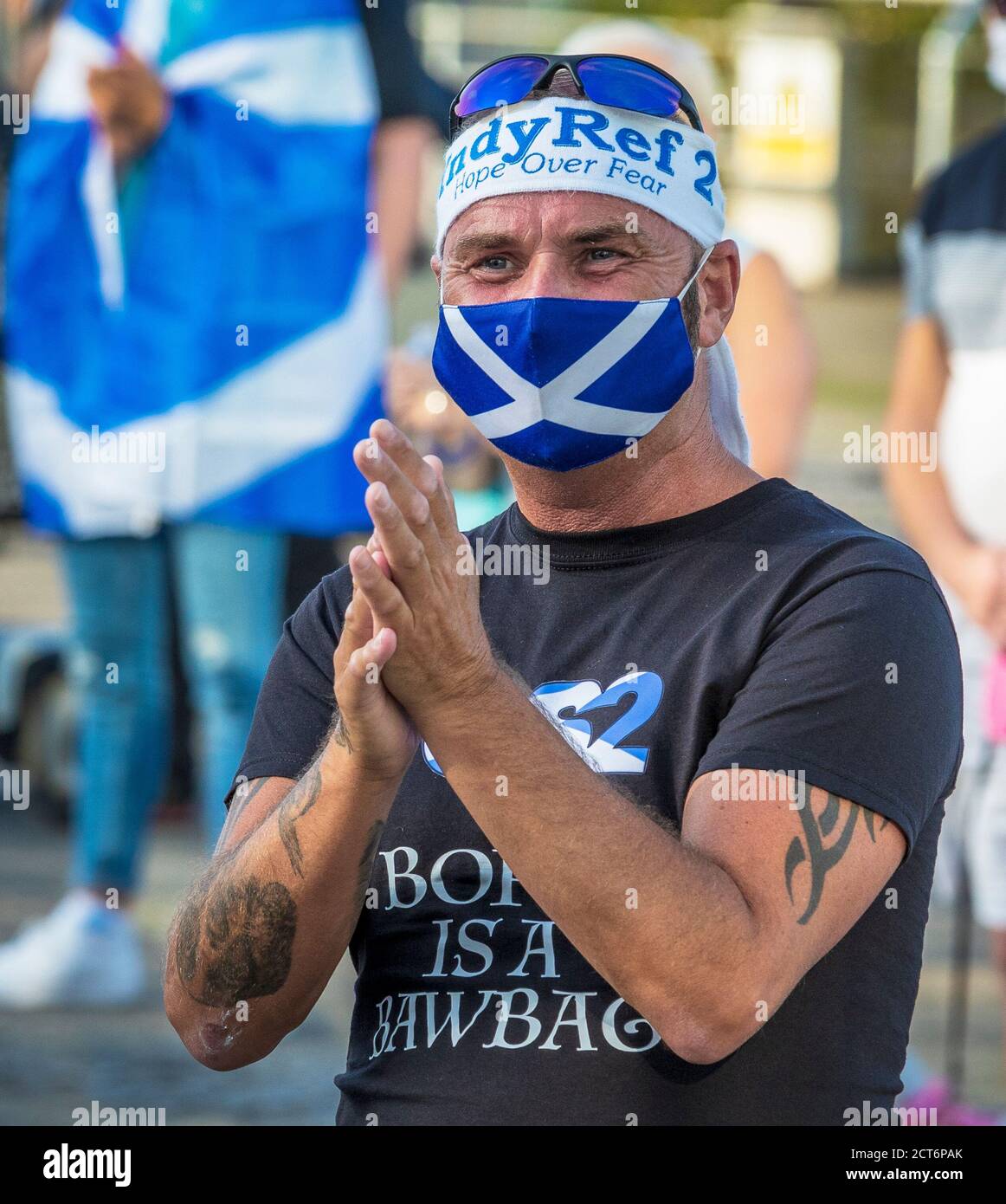 Scottish Independence supporter portant un masque de saltire a et IndyRef 2 bandana soutenant le groupe politique "l'espoir sur la peur" Banque D'Images