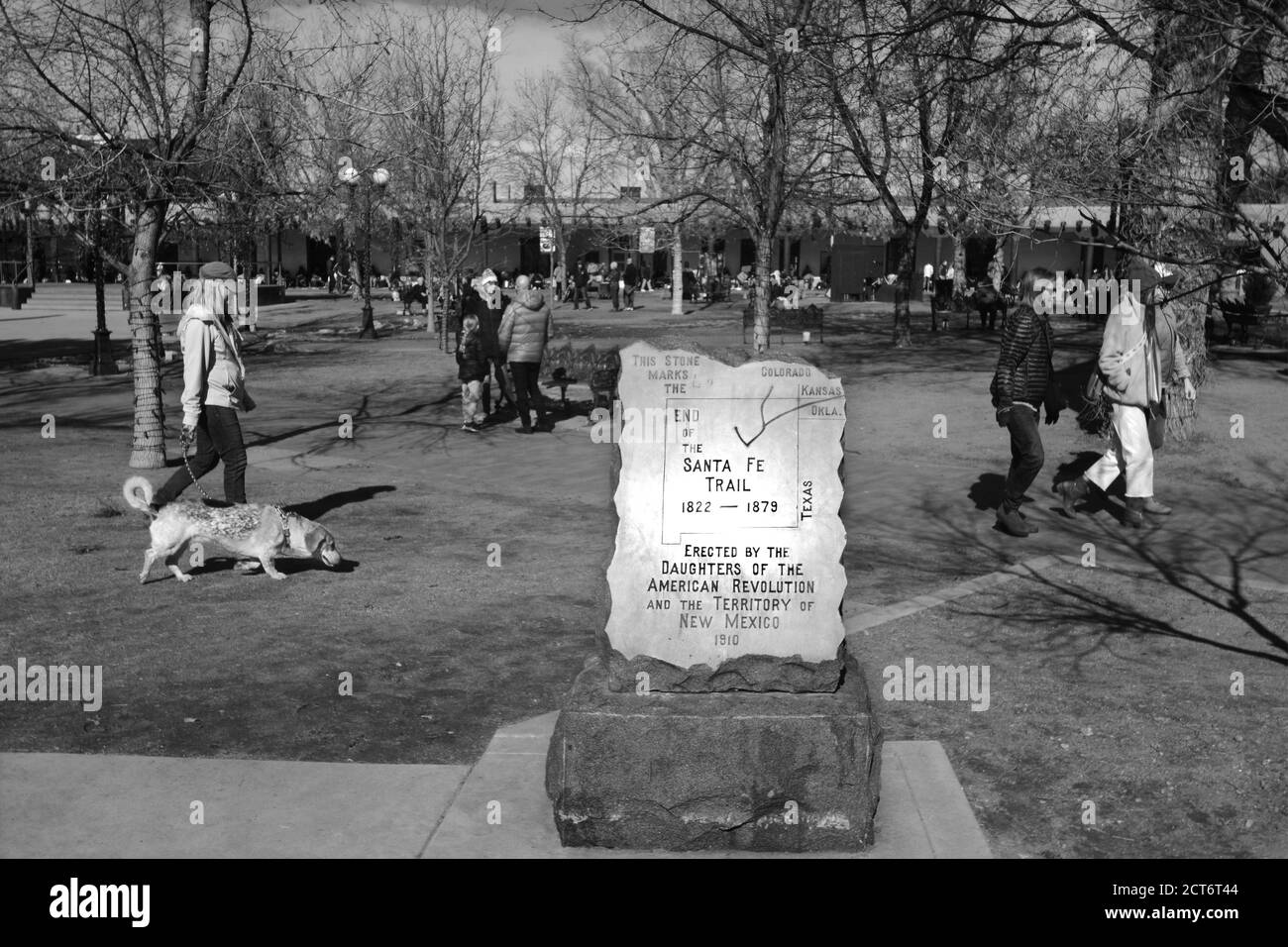 Un monument situé sur la Plaza à Santa Fe, au Nouveau-Mexique, marque la fin de la piste de Santa Fe, une route du XIXe siècle qui relia le Missouri à Santa Fe. Banque D'Images