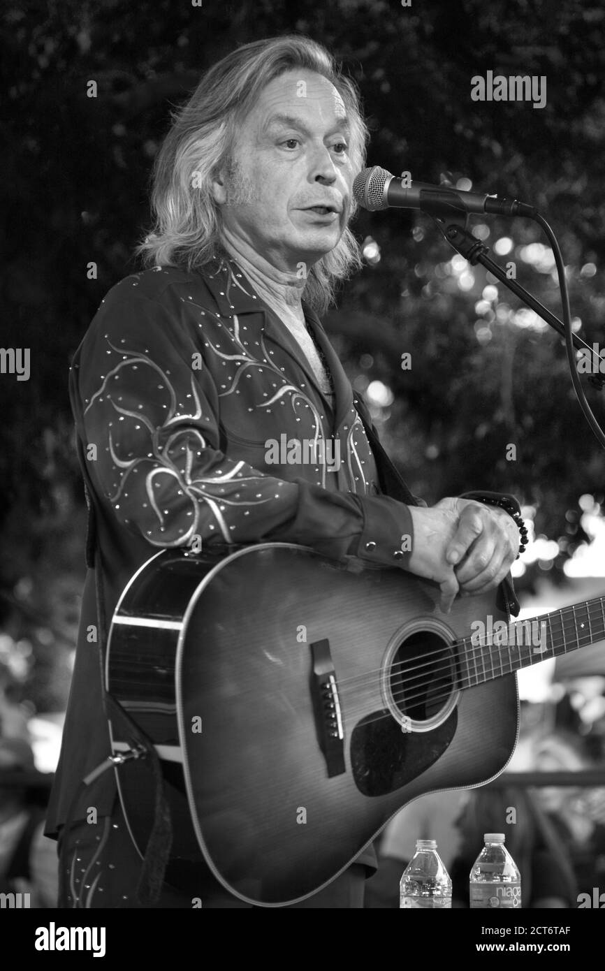 Jim Lauderdale, un pays américain, Bluegrass et Roots chanteur-compositeur, se produit à Santa Fe, au Nouveau-Mexique. Banque D'Images