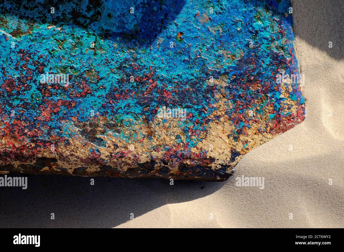 peinture écaillée bleu sur l'épave de la coque du vieux bateau en métal, nord de norfolk, angleterre Banque D'Images