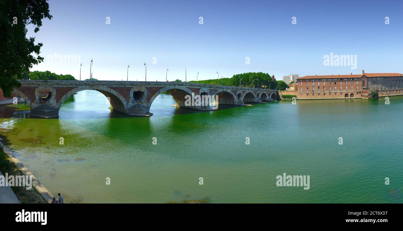 Vue panoramique du Pont neuf à Toulouse sur l' Garonne Banque D'Images