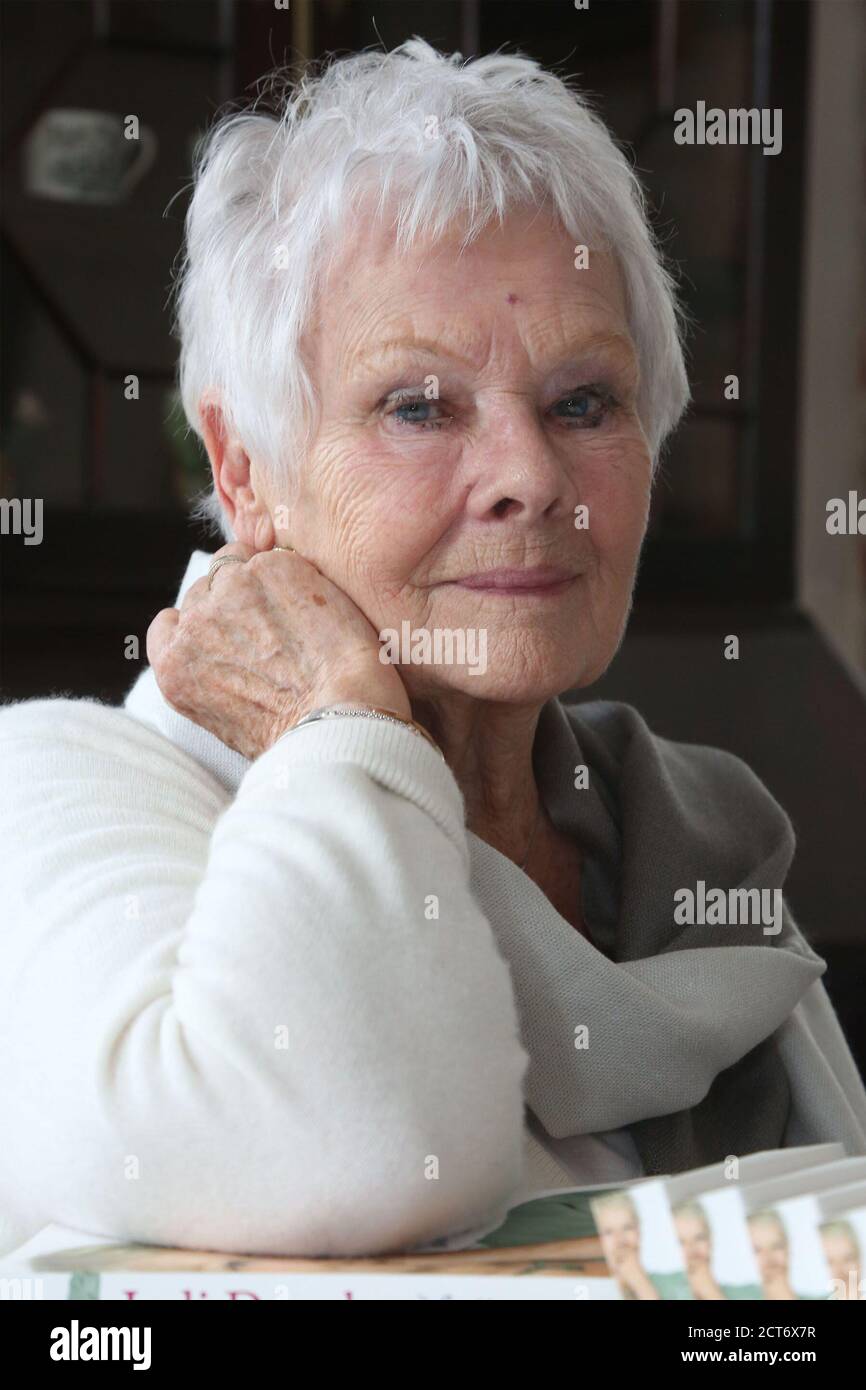 Boswell Book Festival, Dumfries House, Cumnock Ayrshire, Écosse, Royaume-Uni 12 mai 2018. Dame Judy Dench signe sa biographie automatique avant de parler de sa vie le festival annuel du livre de Boswell est unique en ce qu'il est le seul festival du livre qui traite de manière expulsive des mémoires et biographies. Banque D'Images