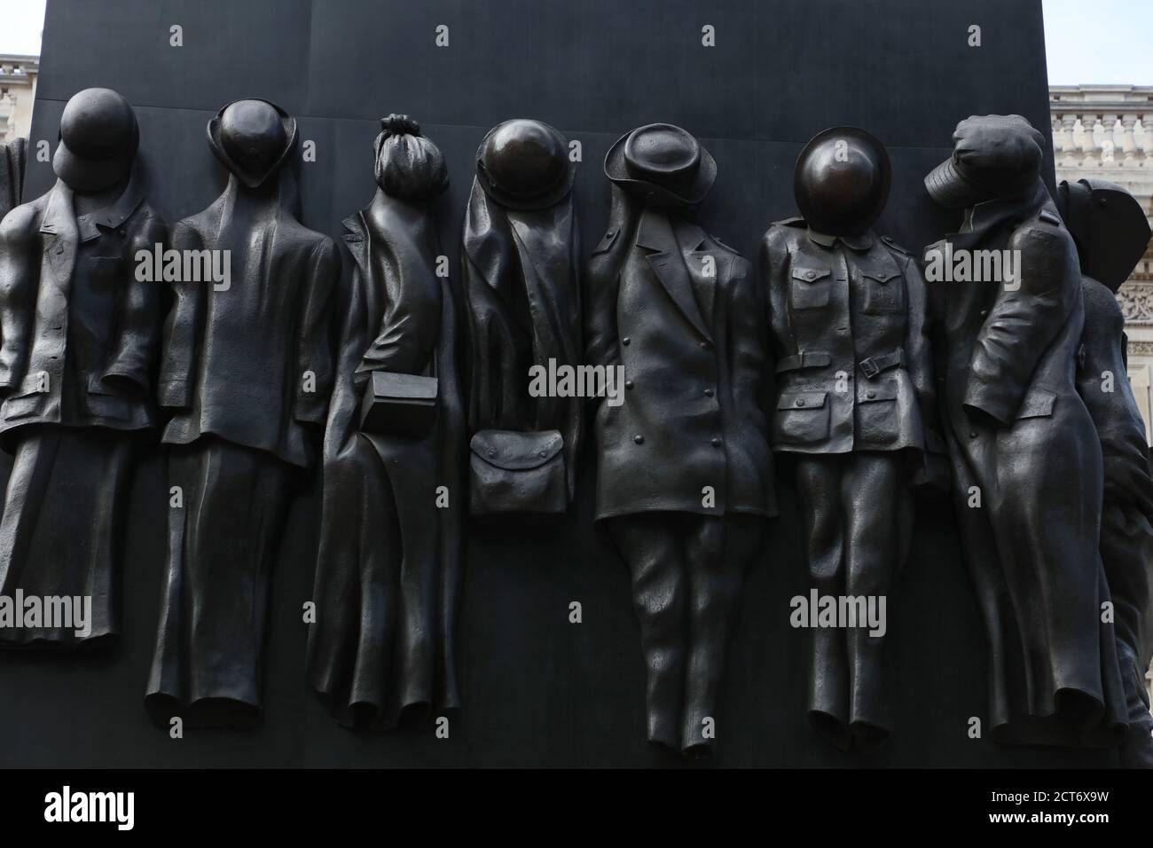Un gros plan du monument de la guerre en hommage au rôle joué par les femmes pendant la Seconde Guerre mondiale est vu sur Whitehall, Londres, Royaume-Uni. Banque D'Images