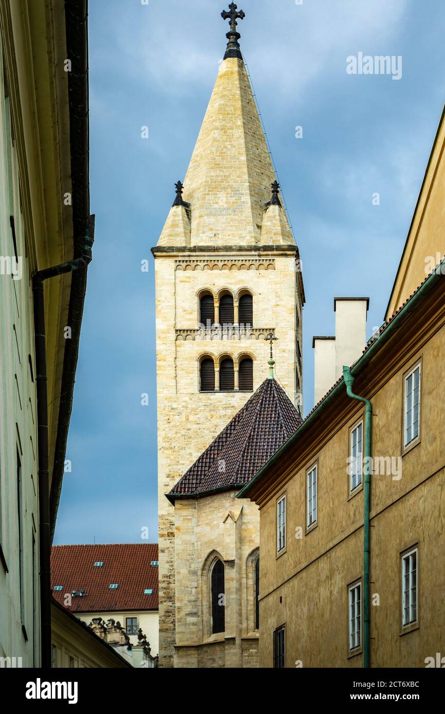 Bell Tower, basilique Saint-Georges, le château de Prague, du château de quart, Prague, République Tchèque Banque D'Images