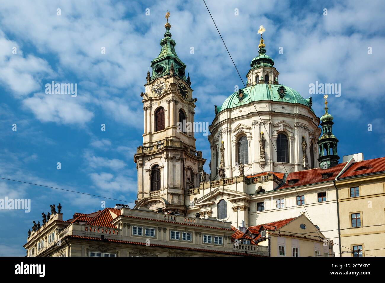 Clocher et dôme de l'église Saint-Nicolas, petit quartier, Prague, République tchèque Banque D'Images