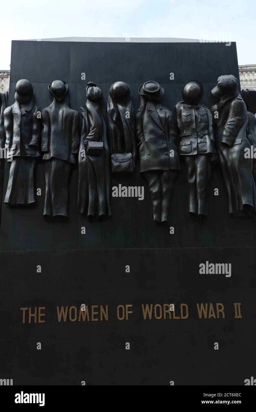Un gros plan du monument de la guerre en hommage au rôle joué par les femmes pendant la Seconde Guerre mondiale est vu sur Whitehall, Londres, Royaume-Uni. Banque D'Images