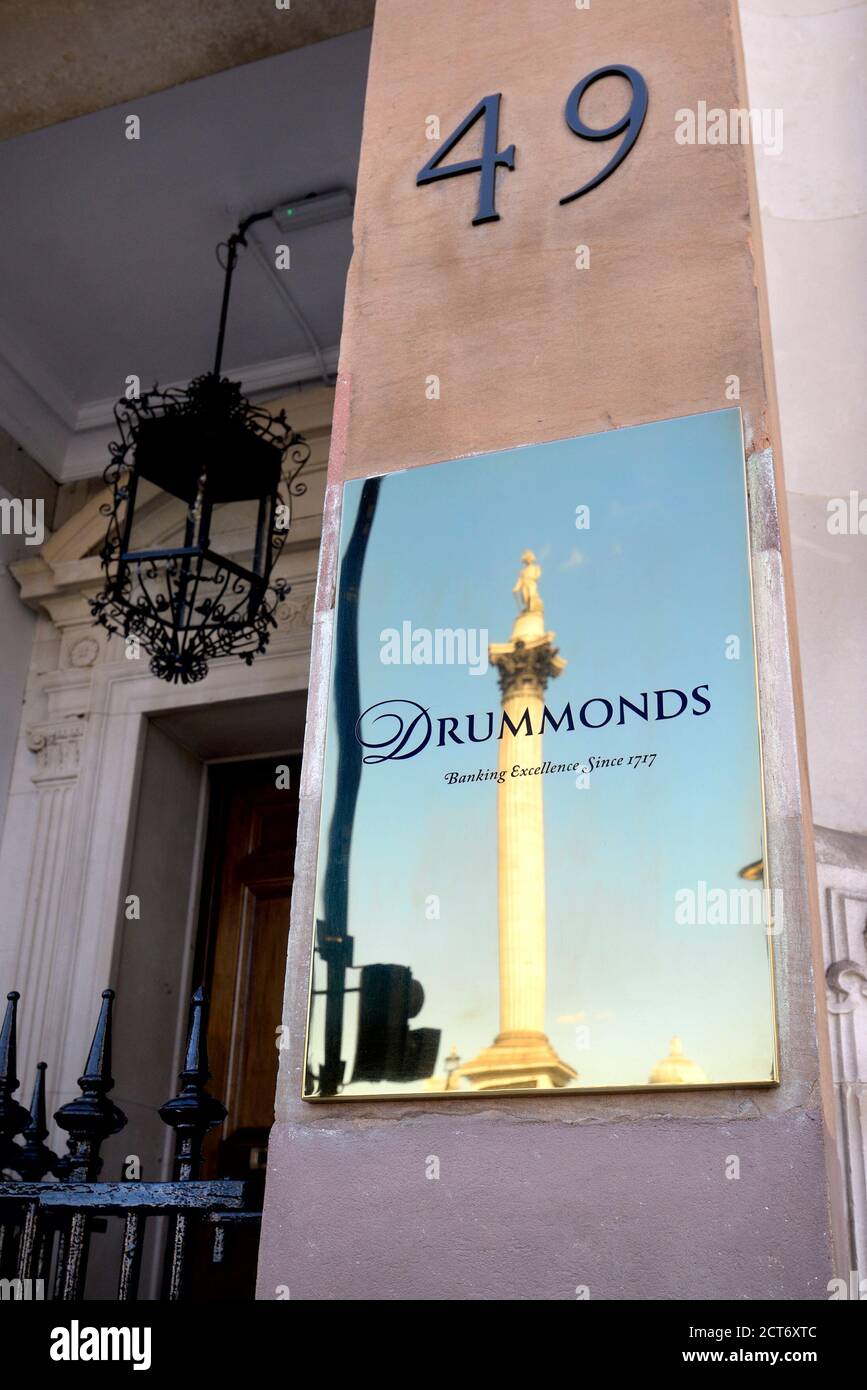 Londres, Angleterre, Royaume-Uni. Drummonds Bank HQ (fondée en 1717 achetée par la Royal Bank of Scotland en 1924) au 49 Charing Cross, à Trafalgar Square. Laiton Banque D'Images