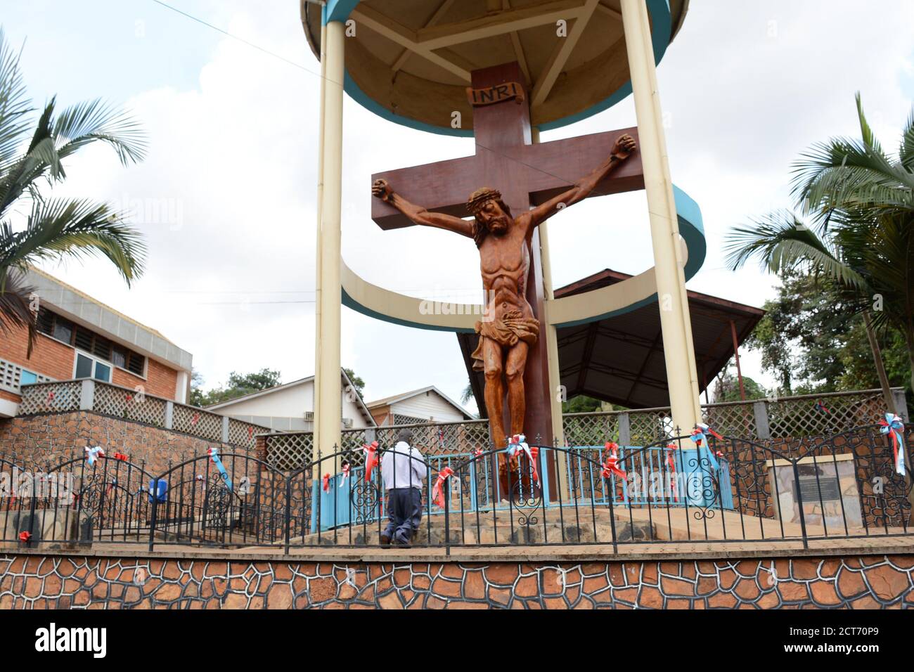 Kampala, Ouganda. 21 septembre 2020. Un homme prie devant une statue à l'église catholique notre-Dame de l'Afrique Mbuya à Kampala, capitale de l'Ouganda, le 21 septembre 2020. Le Président ougandais Yoweri Museveni a annoncé dimanche la réouverture des lieux de culte avec pas plus de 70 participants, dans le contexte d'une récente augmentation des cas de COVID-19. Crédit: Nicholas Kajoba/Xinhua/Alamy Live News Banque D'Images