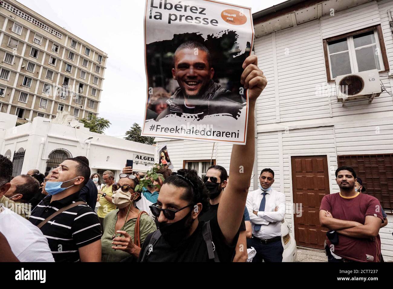 21 septembre 2020, Algérie, Alger : un homme tient une affiche portant la photo du journaliste algérien Khaled Drareni lors d'un rassemblement de solidarité au Palais de presse de Tahar Djaout. Drareni, qui est en détention depuis le 29 mars 2020, a été condamné à deux ans de prison lors de son audition d'appel le 15 septembre 2020, après avoir été condamné à trois ans de prison en août pour avoir incité à un rassemblement non armé et mis en danger l'unité nationale, Suite à la couverture des protestations du mouvement Hirak, qui a secoué l'Algérie en 2019 et 2020, pour s'arrêter en mars au milieu de la co Banque D'Images