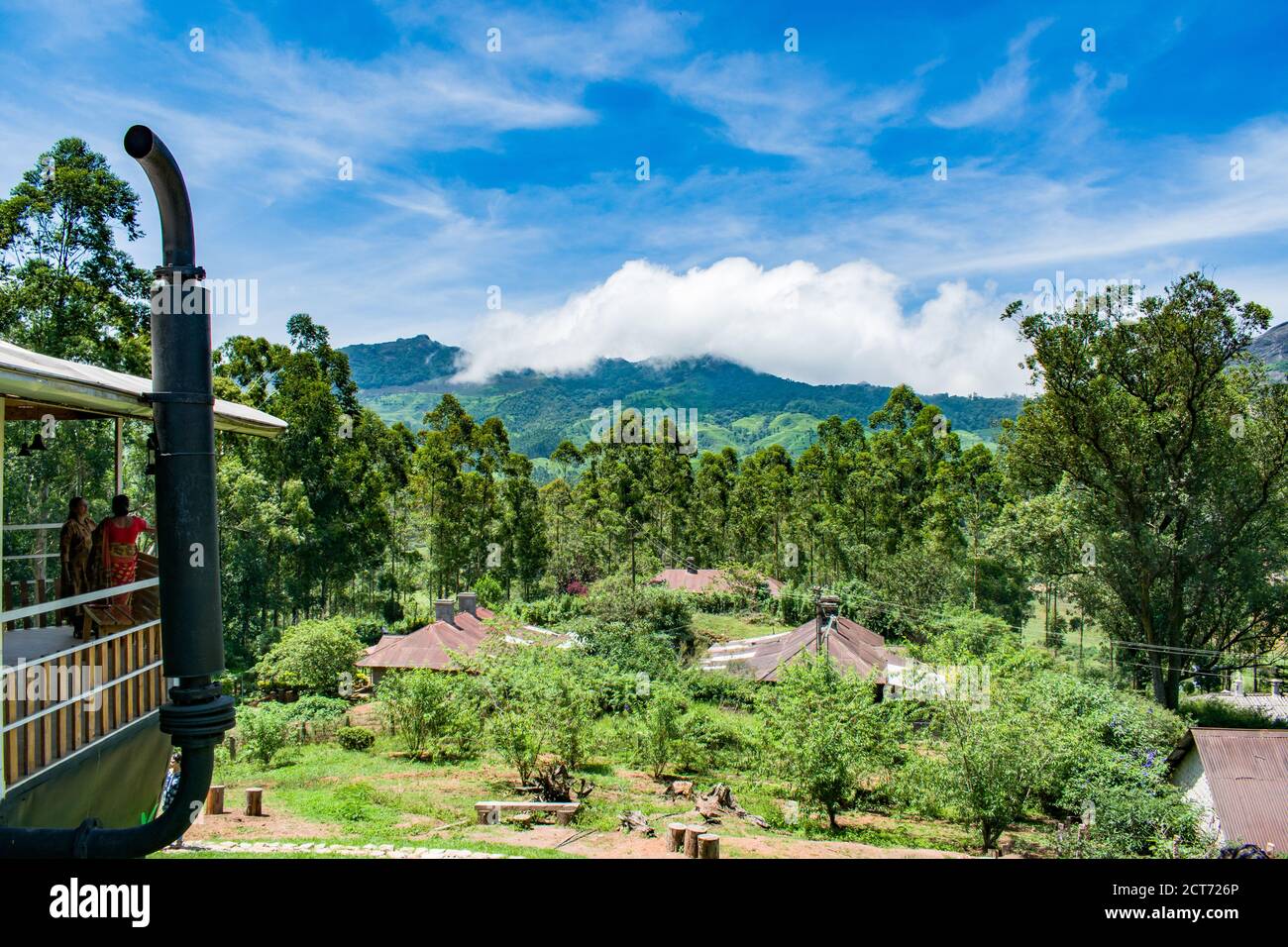 Une vue imprenable sur les montagnes et le ciel du Kerala depuis le musée du thé de Lockhart situé à Munnar, Kerala. Banque D'Images