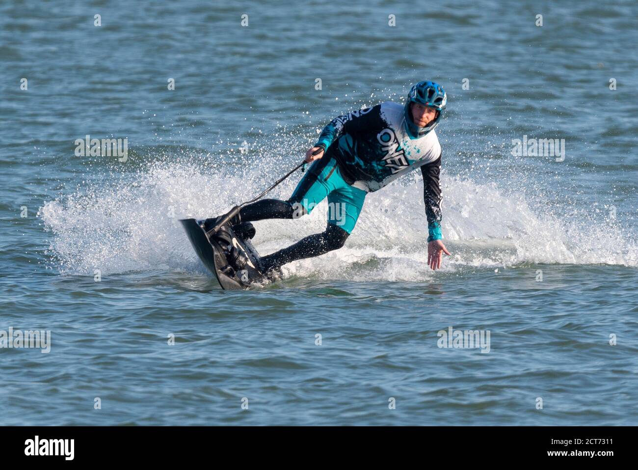 Southend on Sea, Essex, Royaume-Uni. 21 septembre 2020. Le temps a fait sombre et nuageux à Southend sur la mer, mais a éclaté dans un après-midi chaud et ensoleillé. Les gens sont dehors en appréciant la marée haute de l'après-midi avec un peu de prendre à l'eau. Un homme est à bord d'un jet-board à essence. Planche de surf motorisée Banque D'Images