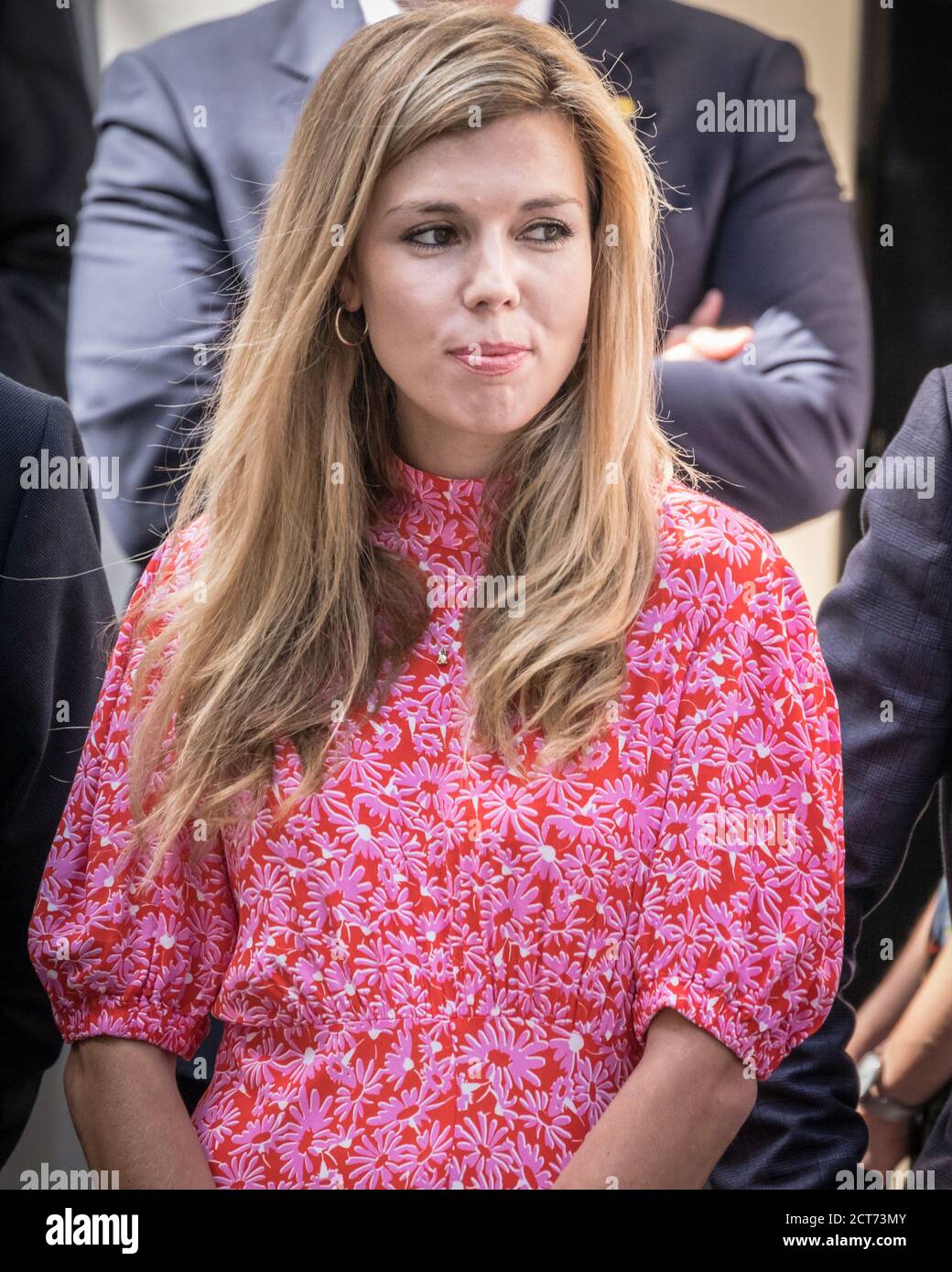 Carrie Symonds, fille du nouveau Premier ministre britannique, lors de son premier discours, Downing Street, Londres, Royaume-Uni Banque D'Images