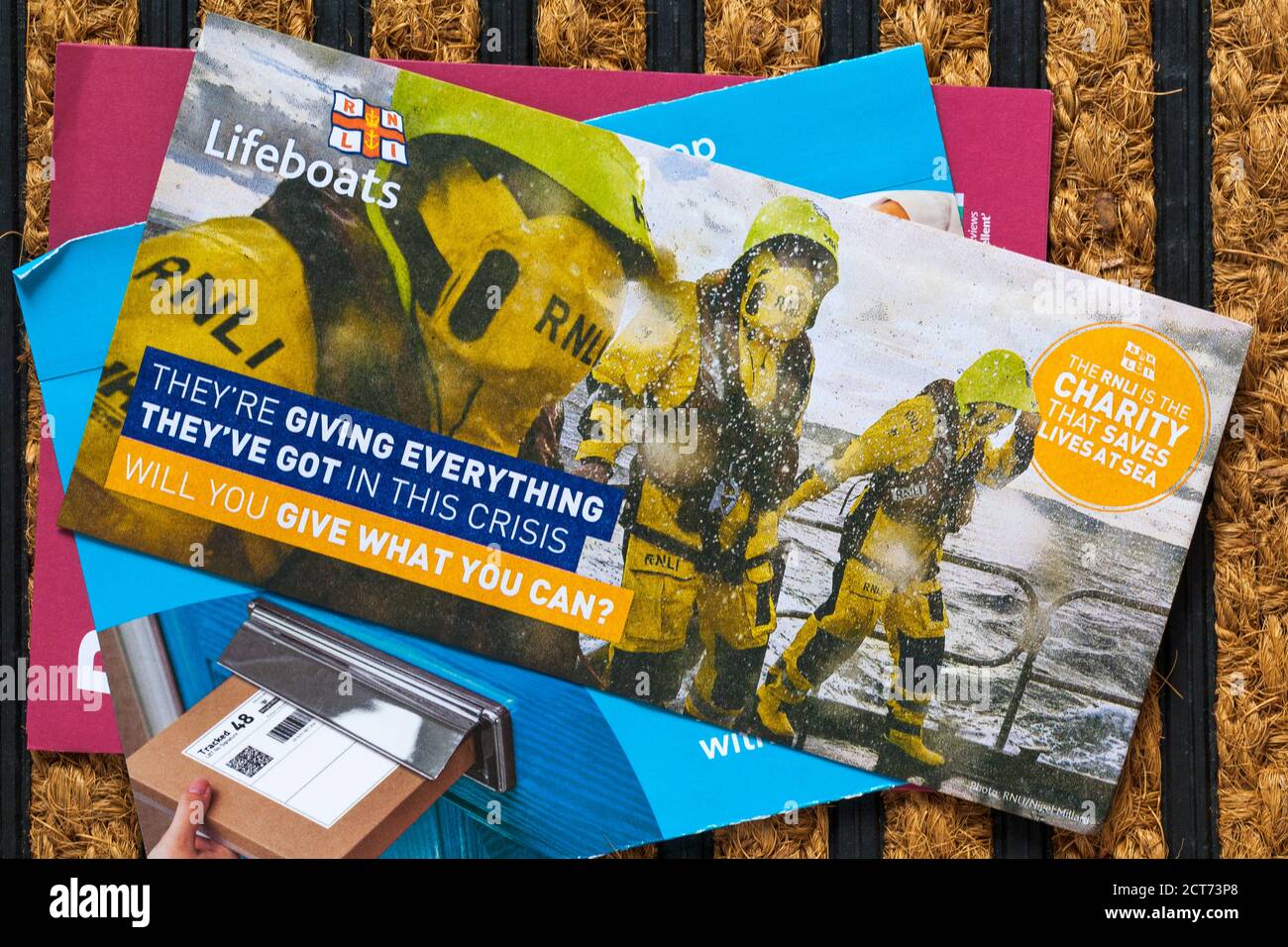 Courrier indésirable courrier indésirable sur le paillasson - RNLI bateaux de sauvetage le La charité RNLI qui sauve des vies en mer - ils donnent tout ce qu'ils ont dans cette crise Banque D'Images