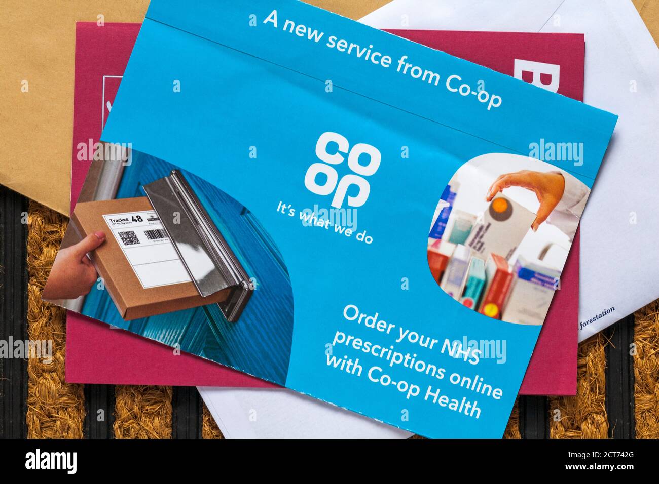 Courrier indésirable courrier indésirable sur le paillasson - Coop commandez votre NHS prescriptions en ligne avec Co-Op Health un nouveau service de Co-op Banque D'Images
