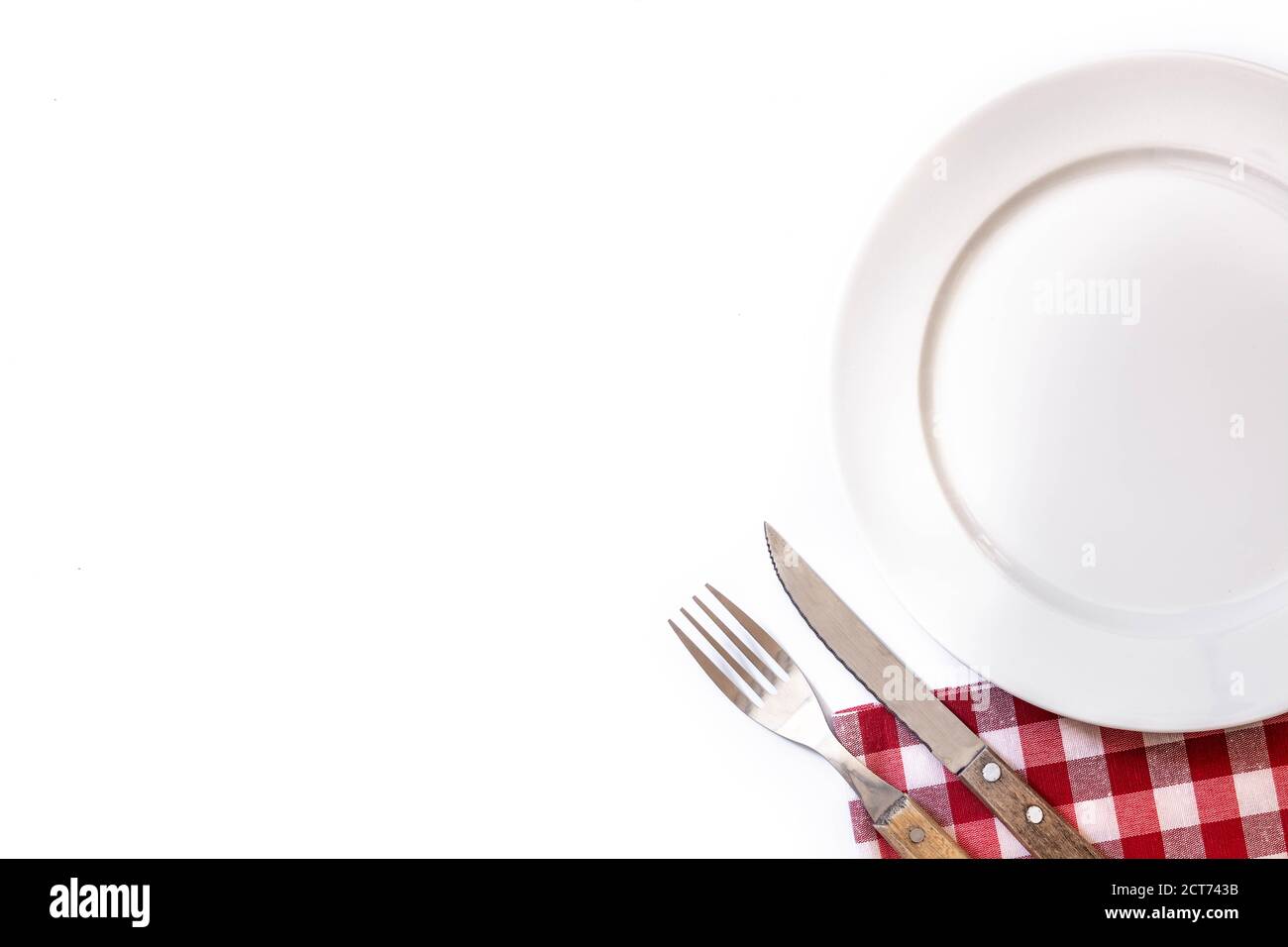 Plaque blanche vide, fourchette et couteau isolés sur fond blanc. Concept dîner Banque D'Images