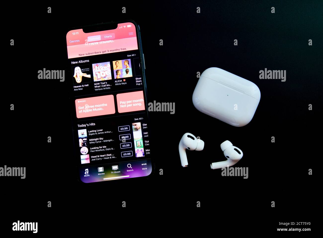 IPhone 11 Pro avec AirPods Pro avec chargement sans fil Cas Banque D'Images