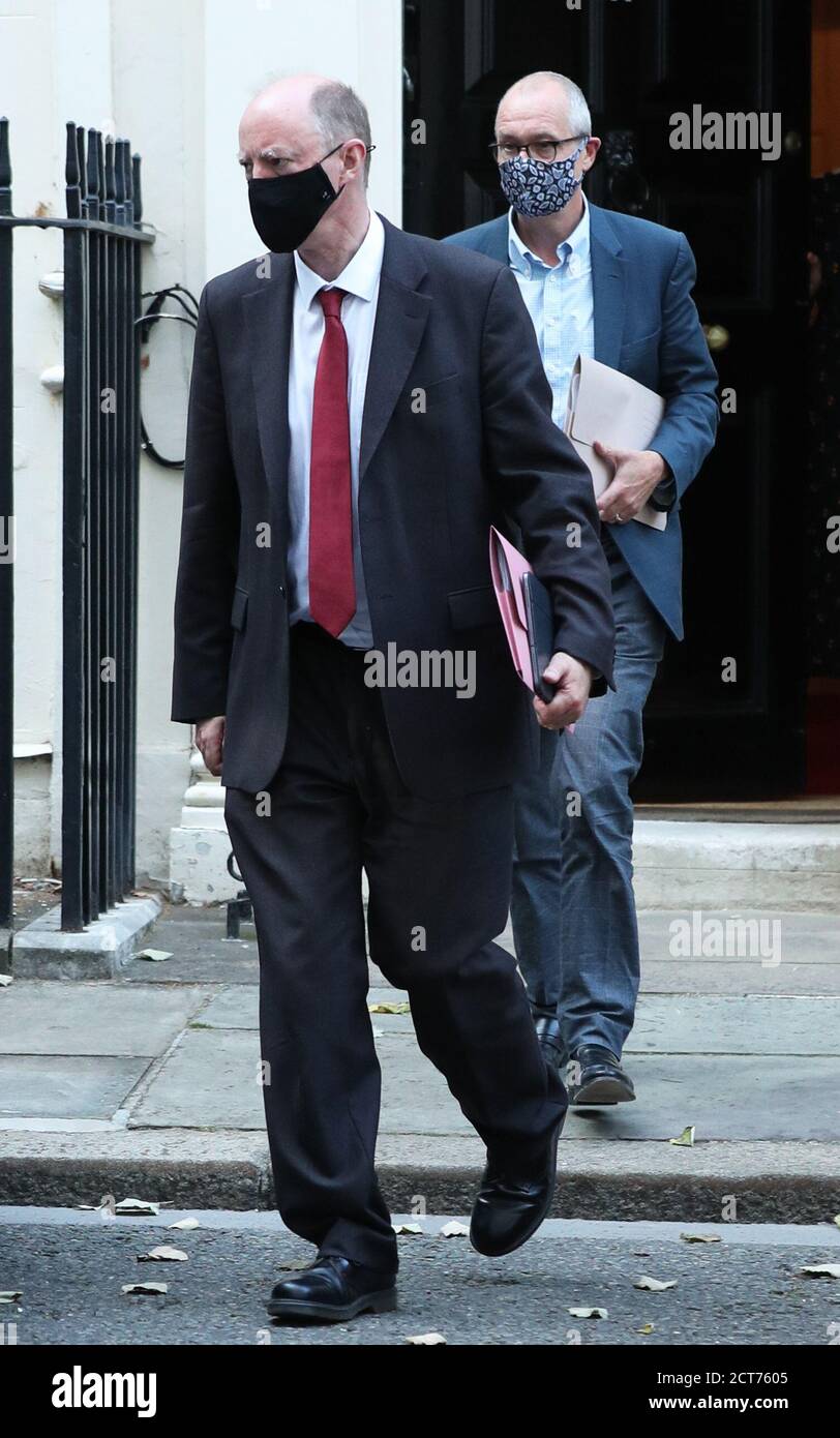 Le médecin-chef du gouvernement Chris Whitty (à gauche) et le conseiller scientifique en chef Sir Patrick Vallance (à droite) quittent le 11 Downing Street, Westminster (Londres). Banque D'Images