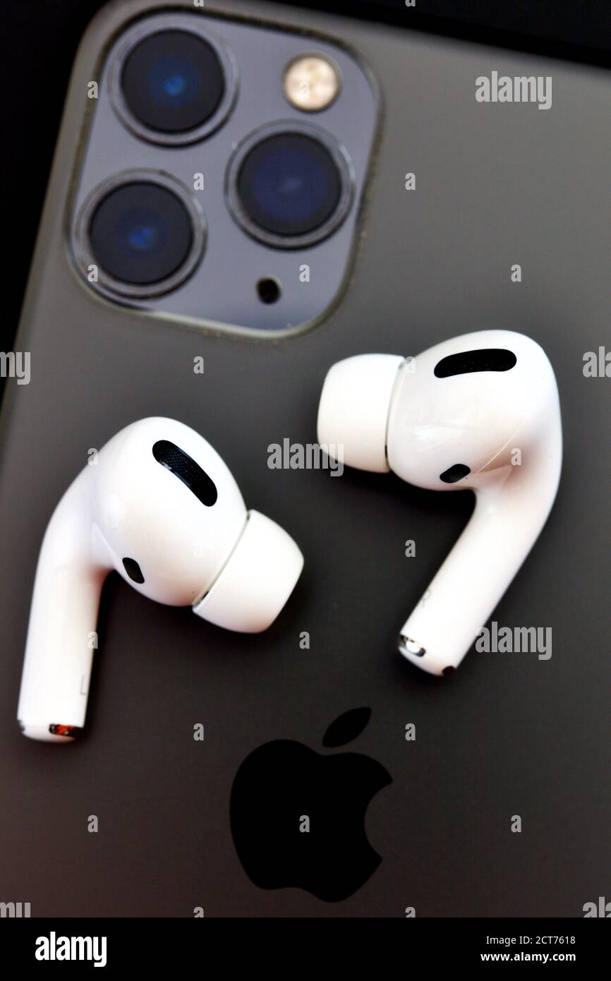 IPhone 11 Pro avec AirPods Pro Banque D'Images