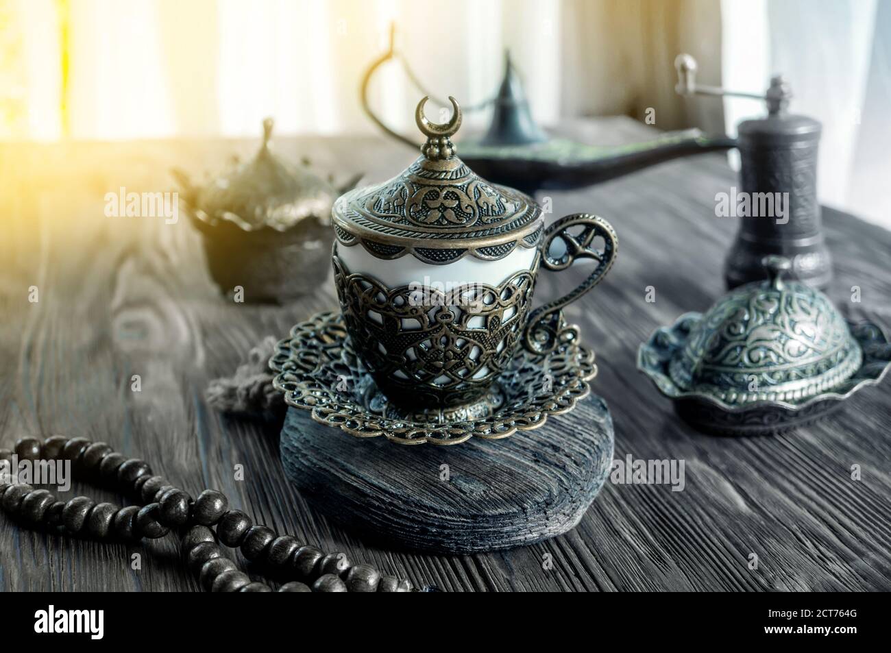 Café turc avec délice et service traditionnel en cuivre. Tradition turque. Une beauté étonnante de plats turcs pour boire du café Banque D'Images