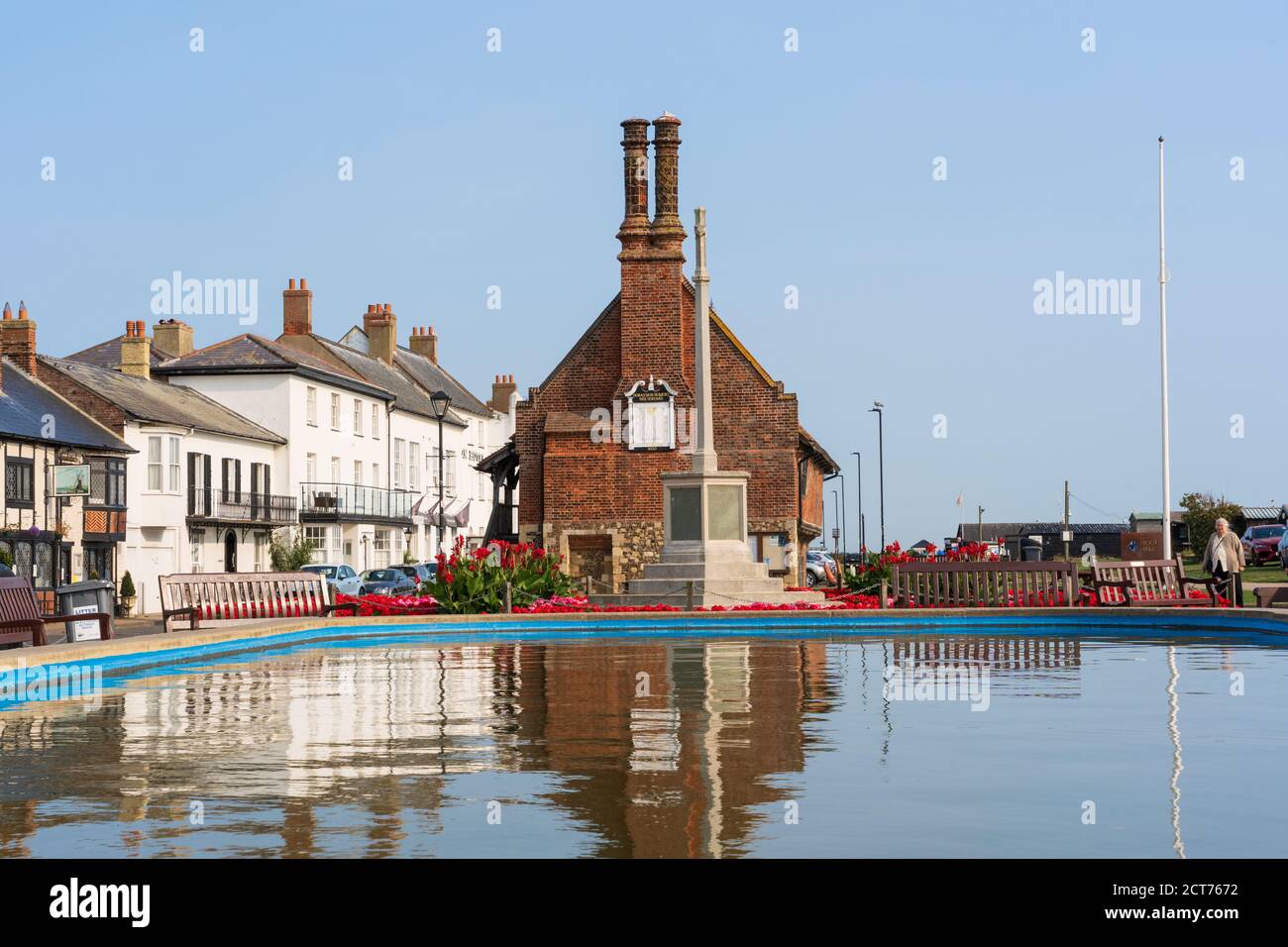 Aldeburgh, Suffolk. ROYAUME-UNI. 2020. Vue sur le Moot Hall et le War Memorial depuis l'étang de navigation. Banque D'Images