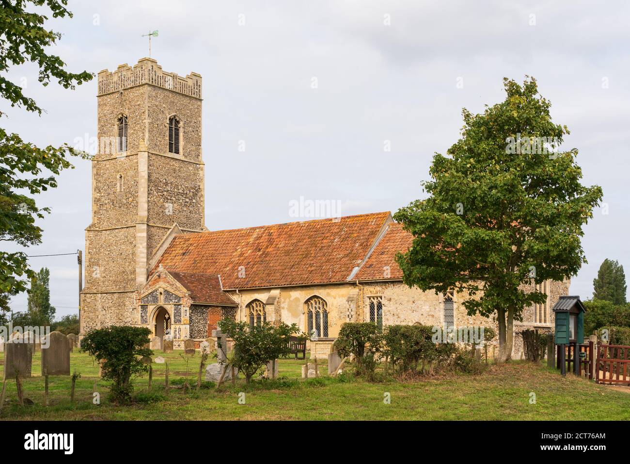 Snape, près d'Aldeburgh, Suffolk. ROYAUME-UNI. 2020. Extérieur de l'église Saint-Jean-Baptiste, Snape. Banque D'Images