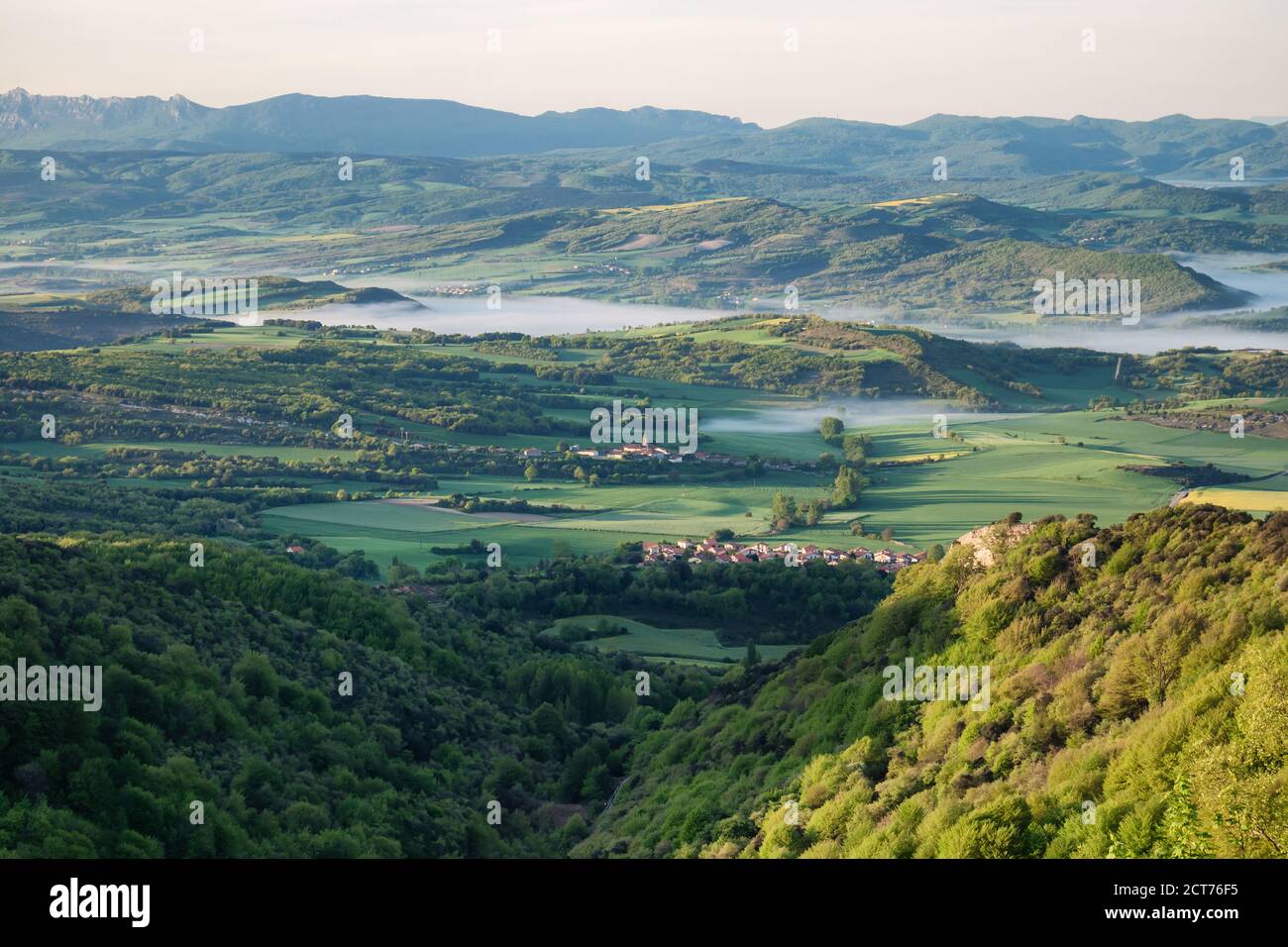 Vue sur le comté de Trevino et les villages de Dorono et Arrieta. Trevino est une enclave de Burgos/Castille sur le territoire d'Alava, pays Basque Banque D'Images