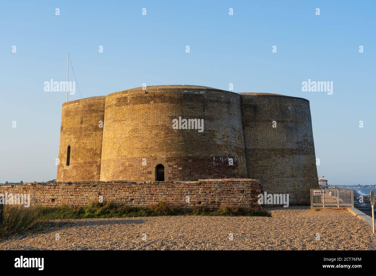 Aldeburgh, Suffolk. ROYAUME-UNI. 2020. Extérieur de la tour Martello en soirée. Banque D'Images
