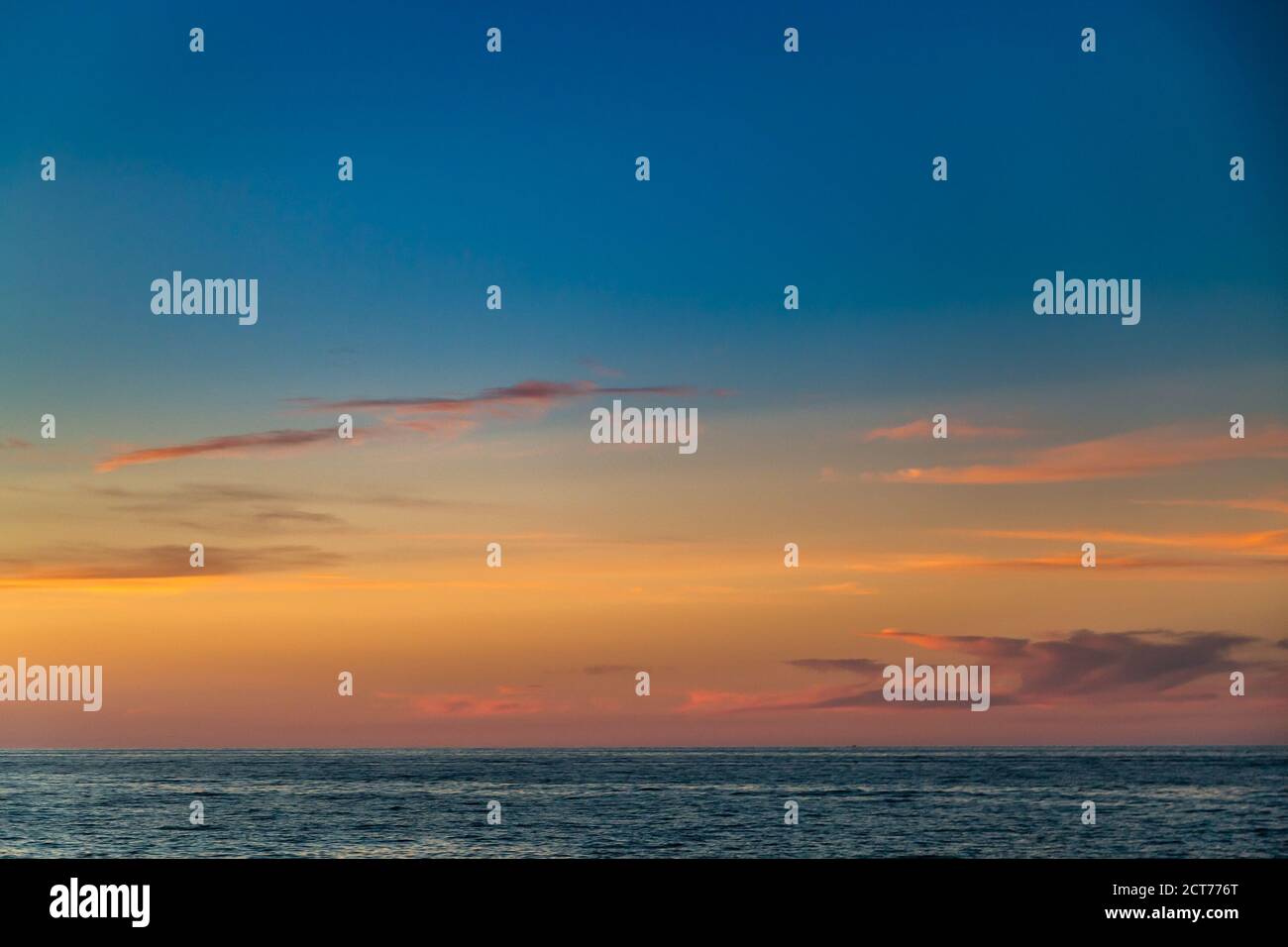 Vue sur le coucher du soleil en bord de mer près de Brindisi Banque D'Images
