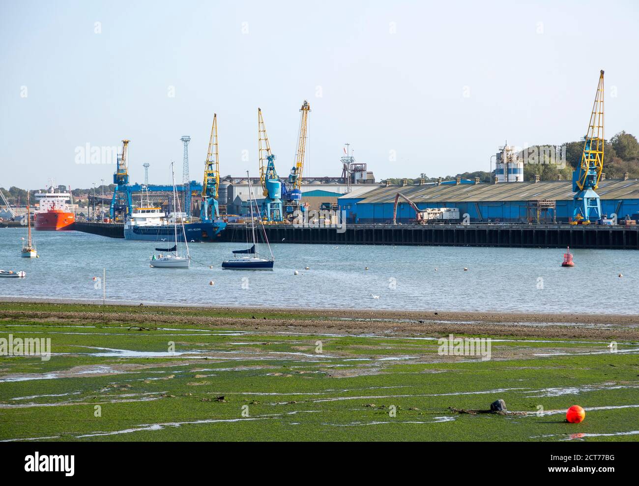 Grues entrepôts navires quai à Cliff Quay, port d'Ipswich, Suffolk, Angleterre, Royaume-Uni tidal River Orwell Banque D'Images