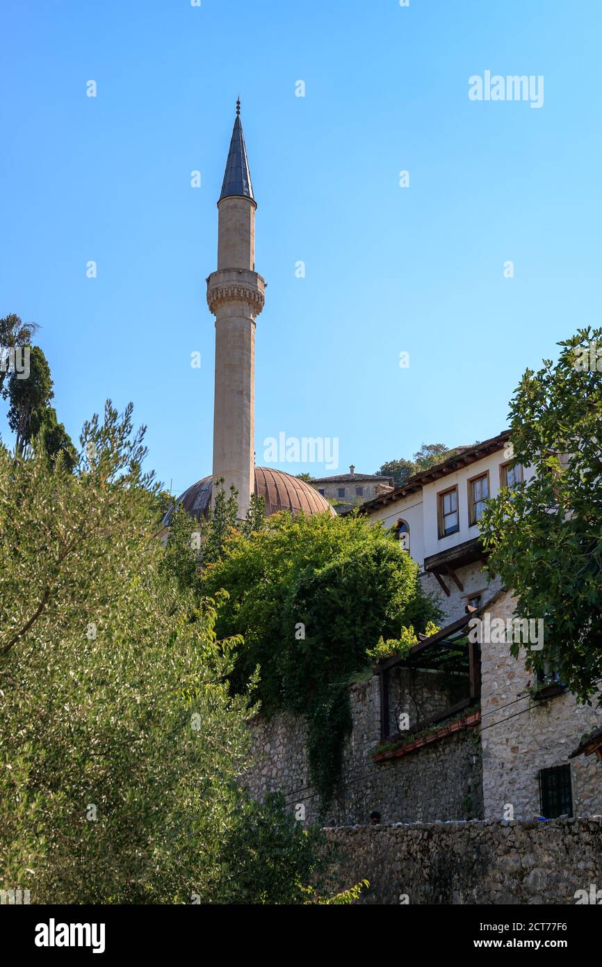 POCITELJ, BOSNIE-HERZÉGOVINE - 2017 AOÛT 16. Vue sur la mosquée dans le village de Počitelj en Bosnie-Herzégovine Banque D'Images