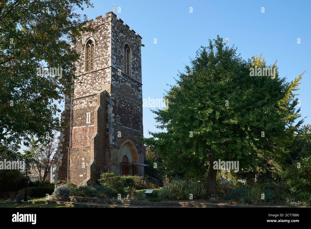 La tour et les jardins de l'église St Mary, datant de la fin du Moyen-âge, se trouvent à Hornsey, dans le nord de Londres Banque D'Images