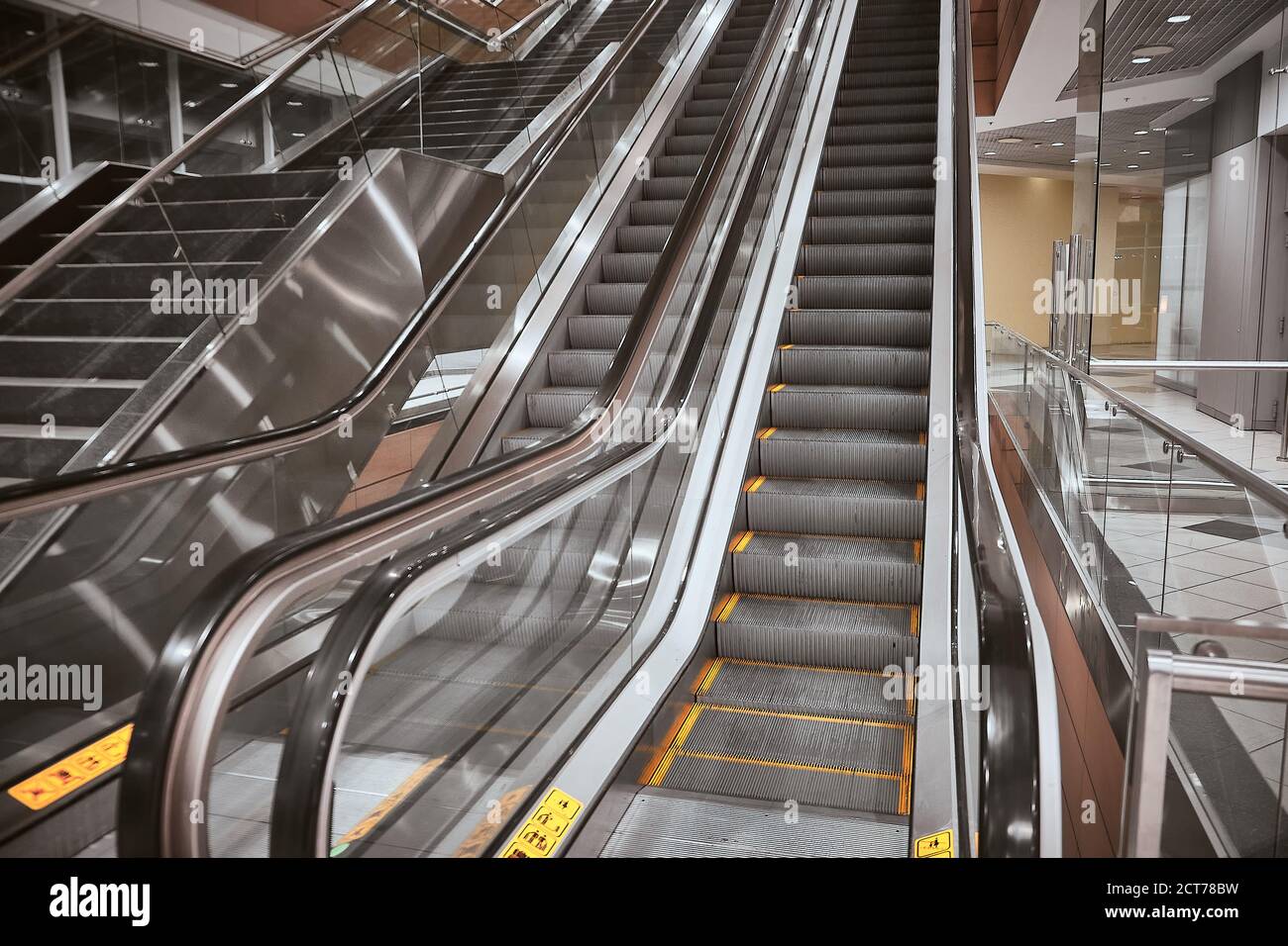 Vide escalier et escalier dans l'aéroport Banque D'Images