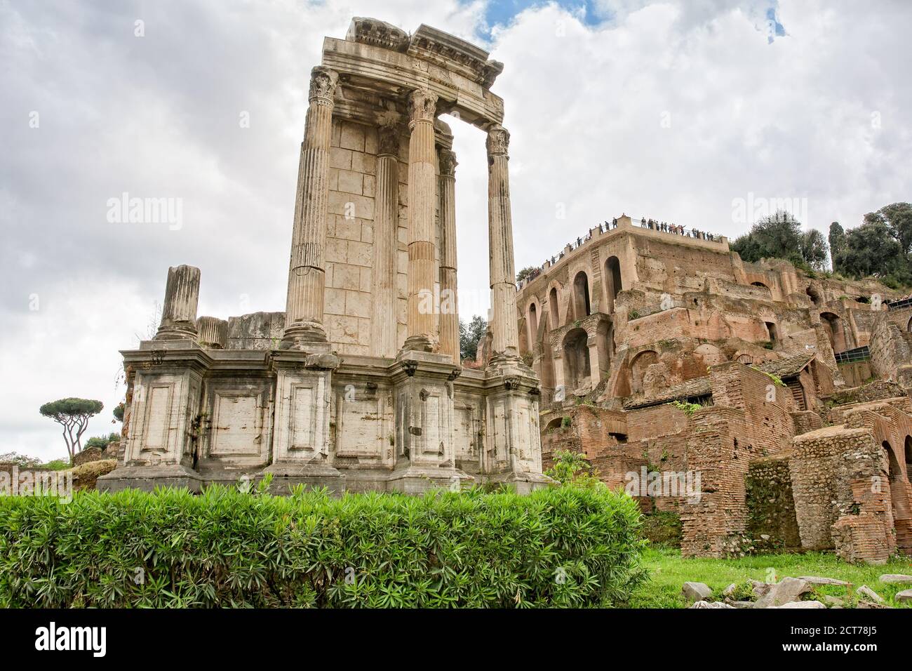 Vue sur le temple de Vesta depuis la via Sacra. Les ruines le Temple de Vesta dans le Forum romain est l'un des plus anciens temples de Rome, Italie Banque D'Images