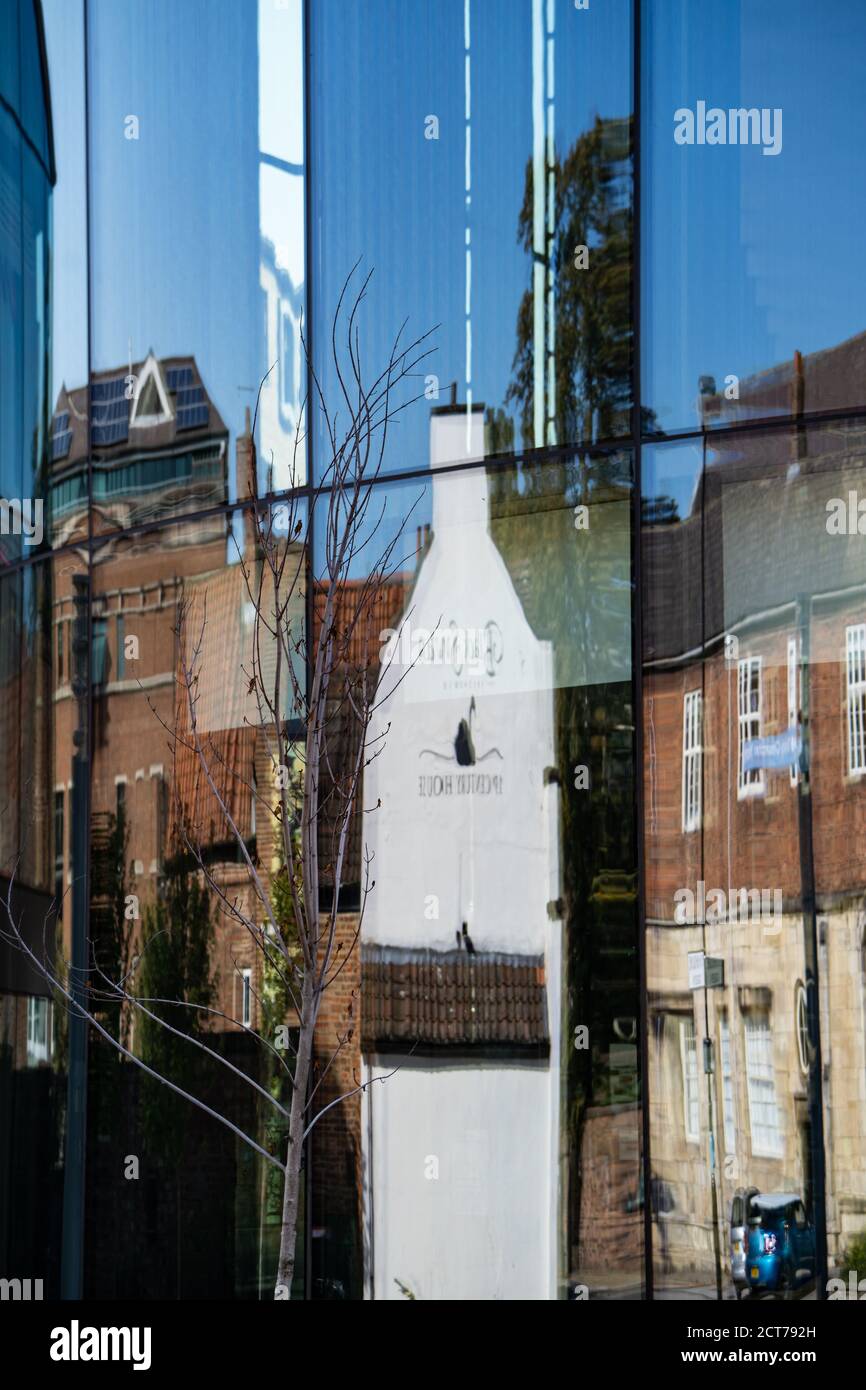 Reflet de bâtiments dans un centre-ville (York, Royaume-Uni) dans un bâtiment moderne en verre. Un exemple d'architecture ancienne par rapport à nouvelle. Banque D'Images