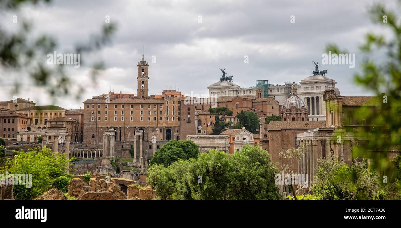 Superbe vue sur l'ancien Forum Romanum de la colline du Capitole avec Palazzo Senatorio (hôtel de ville), Vittorio Emanuele II Monumet et Tabularium, Rome, Italie Banque D'Images