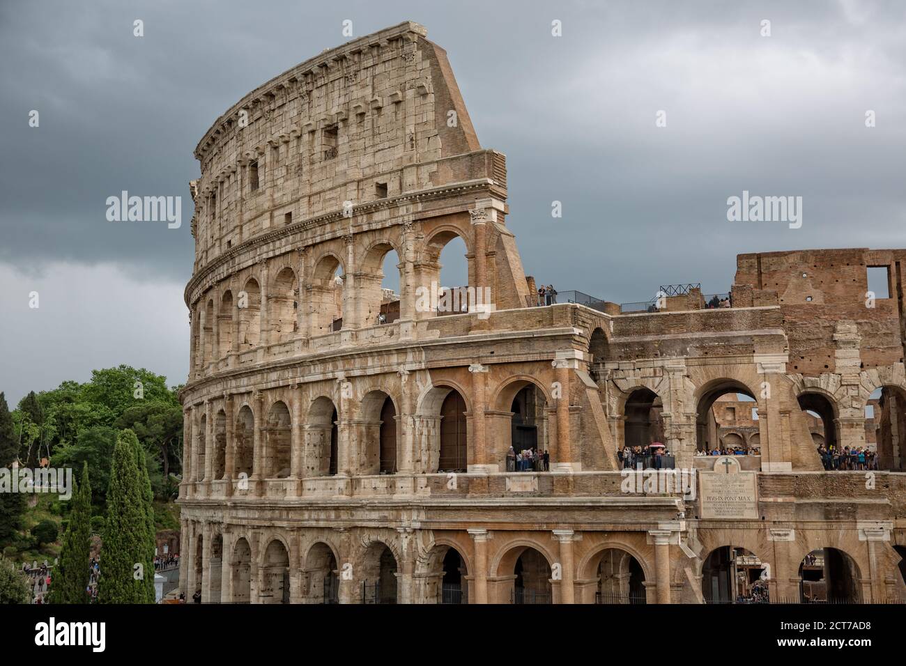 Touristes visitant le Colisée de Rome. Le Colisée est une attraction touristique majeure à Rome, en Italie Banque D'Images