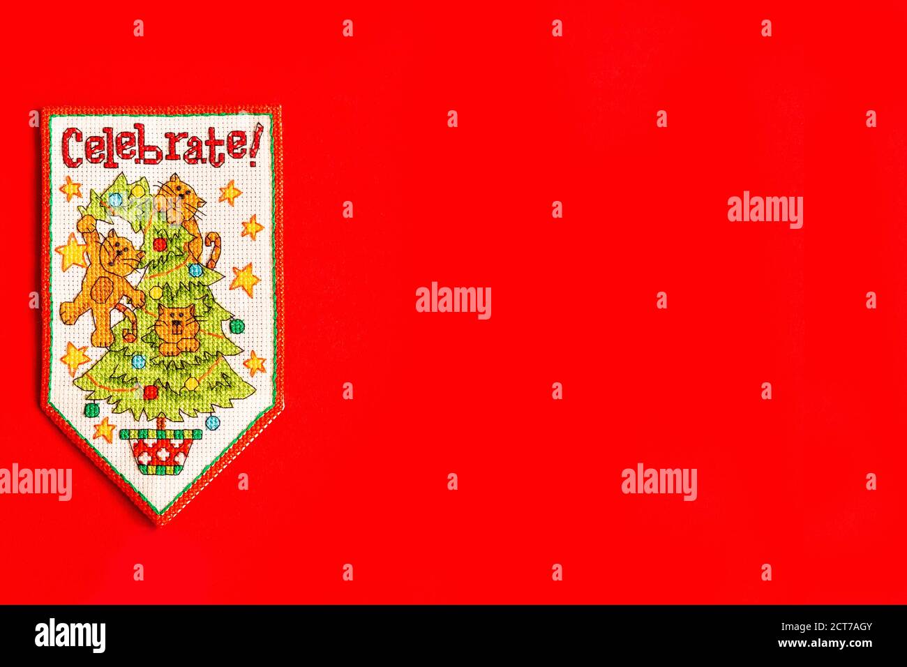 Fond de Noël avec drapeau brodé du nouvel an sur fond rouge, vacances, nouvel an et concept de Noël. vacances. Chats sur l'arbre de Noël, a Banque D'Images