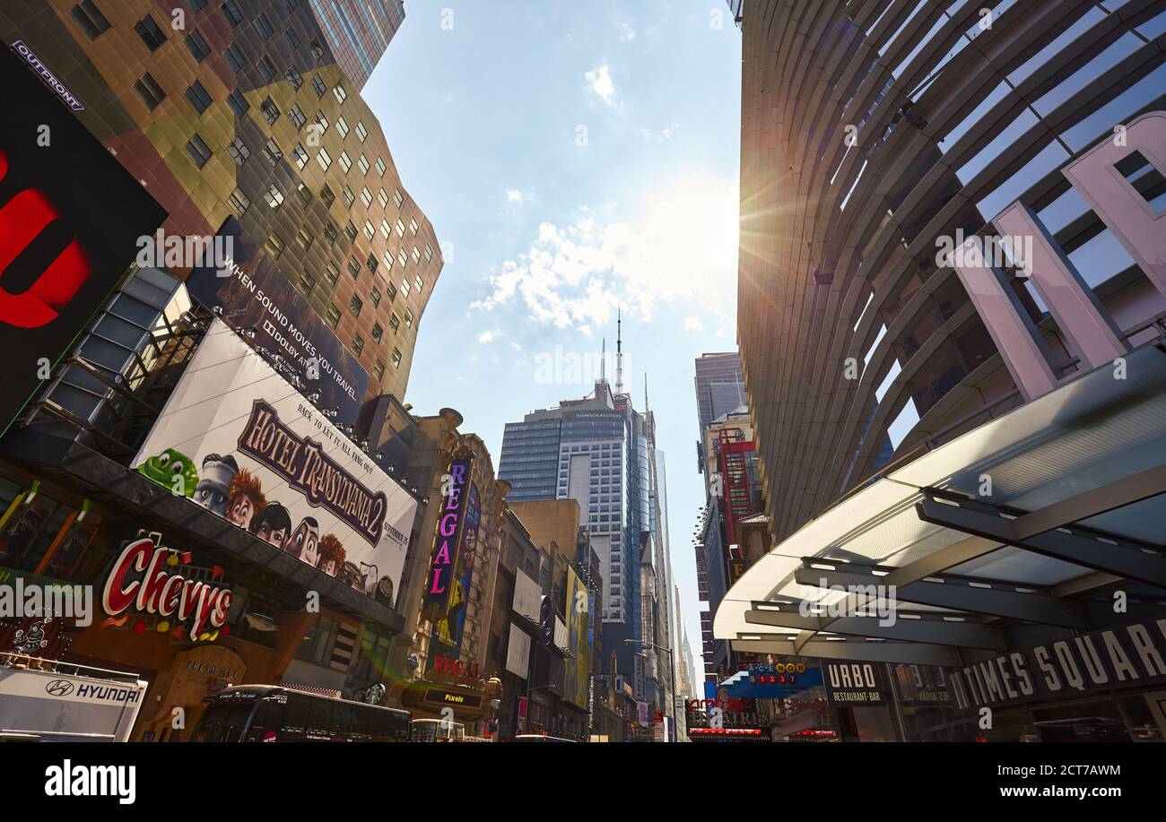 New York, Etats-Unis - 15 août 2015 : Manhattan avec des annonces colorées sur les bâtiments contre le soleil. Banque D'Images