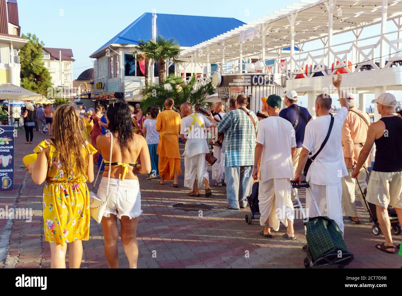 Sotchi Lazarevskoe, Russie-11 septembre 2020: Danse avec Hare Krishna festival religieux carnaval dans la rue en été Banque D'Images