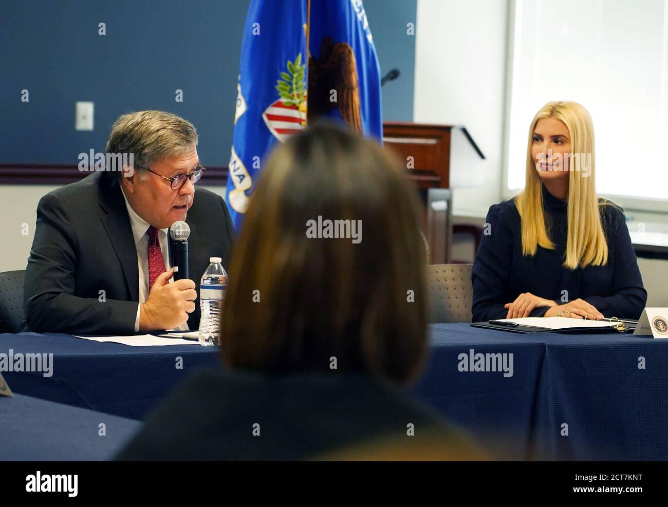 Atlanta, États-Unis. 21 septembre 2020. Le procureur général William Barr (L) parle alors qu'Ivanka Trump écoute lors d'une discussion en groupe avec des fonctionnaires fédéraux et des porteurs de parts au sujet de la lutte contre la traite des êtres humains à Atlanta, le lundi 21 septembre 2020. Photo de Tami Chappell/UPI crédit: UPI/Alay Live News Banque D'Images