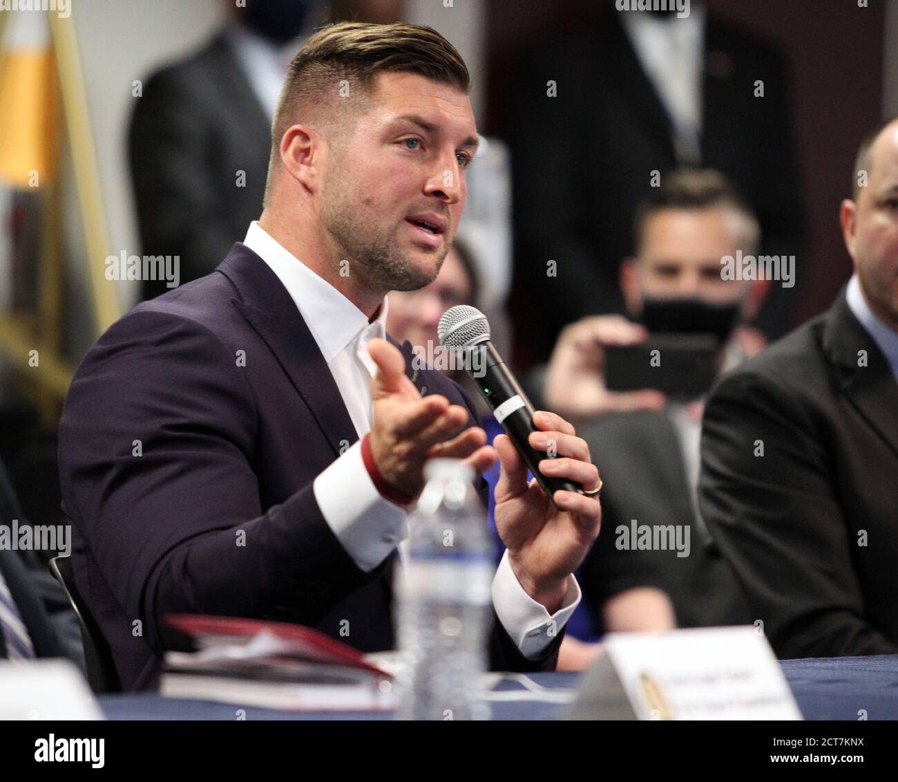 Atlanta, États-Unis. 21 septembre 2020. L'ancien quarter back de la NFL Tim Tebow, représentant la Fondation Tebow, s'exprime lors d'une discussion avec Ivanka Trump (non vu), des fonctionnaires fédéraux et des détenteurs de parts au sujet de la lutte contre la traite des êtres humains à Atlanta, le lundi 21 septembre 2020. Photo de Tami Chappell/UPI crédit: UPI/Alay Live News Banque D'Images