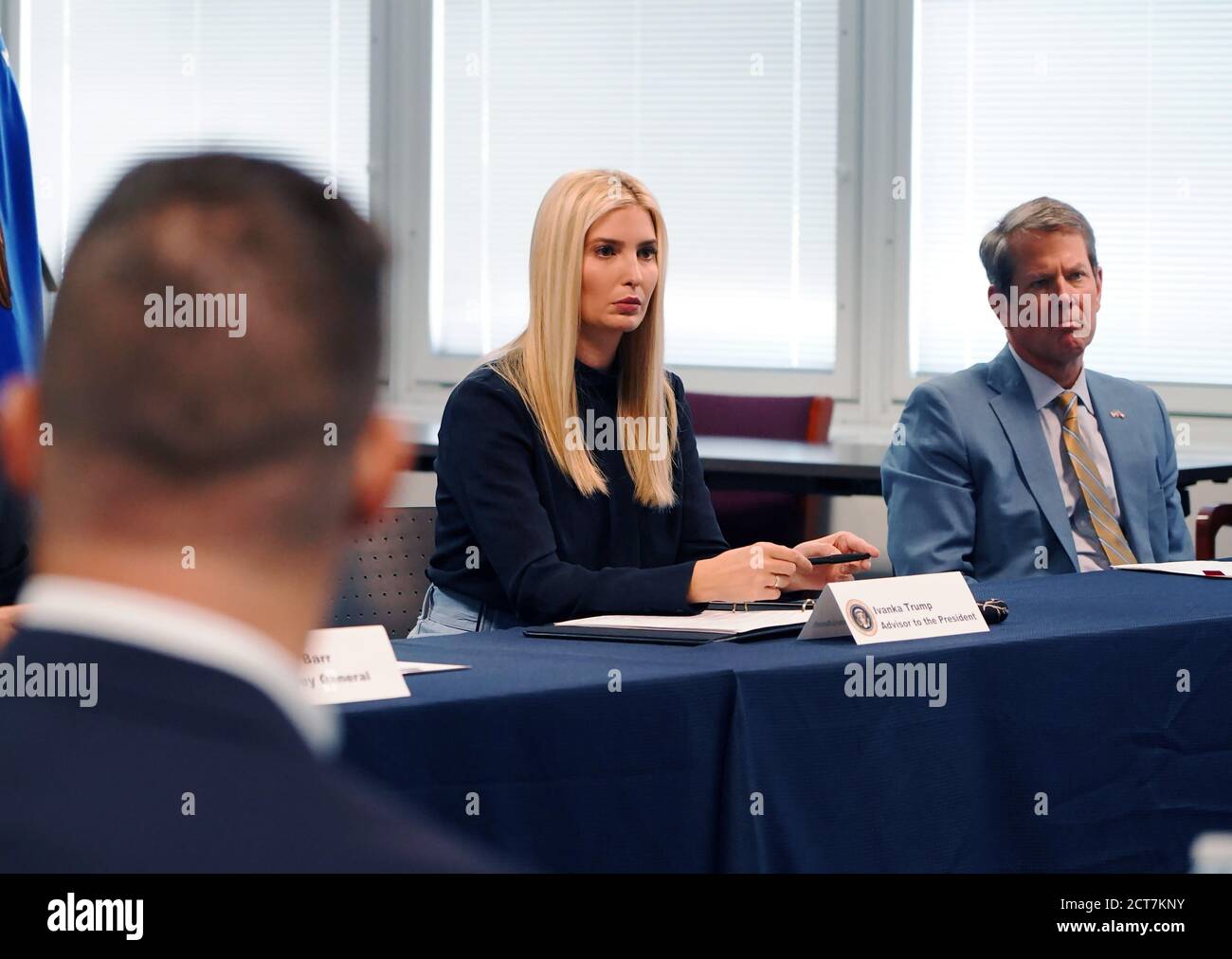 Atlanta, États-Unis. 21 septembre 2020. Ivanka Trump écoute avec le gouverneur de la Géorgie Brian Kemp (R) lors d'une discussion en groupe avec des fonctionnaires fédéraux et des porteurs de parts au sujet de la lutte contre la traite des êtres humains à Atlanta, le lundi 21 septembre 2020. Photo de Tami Chappell/UPI crédit: UPI/Alay Live News Banque D'Images