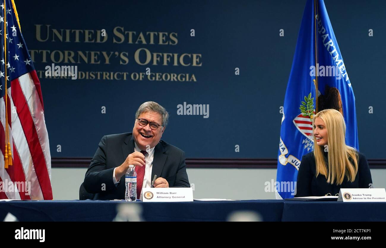 Atlanta, États-Unis. 21 septembre 2020. Le procureur général William Barr (L) et Ivanka Trump partagent une minute de lumière lors d'une table ronde avec des fonctionnaires fédéraux et des détenteurs de parts au sujet de la lutte contre la traite des êtres humains à Atlanta, le lundi 21 septembre 2020. Photo de Tami Chappell/UPI crédit: UPI/Alay Live News Banque D'Images