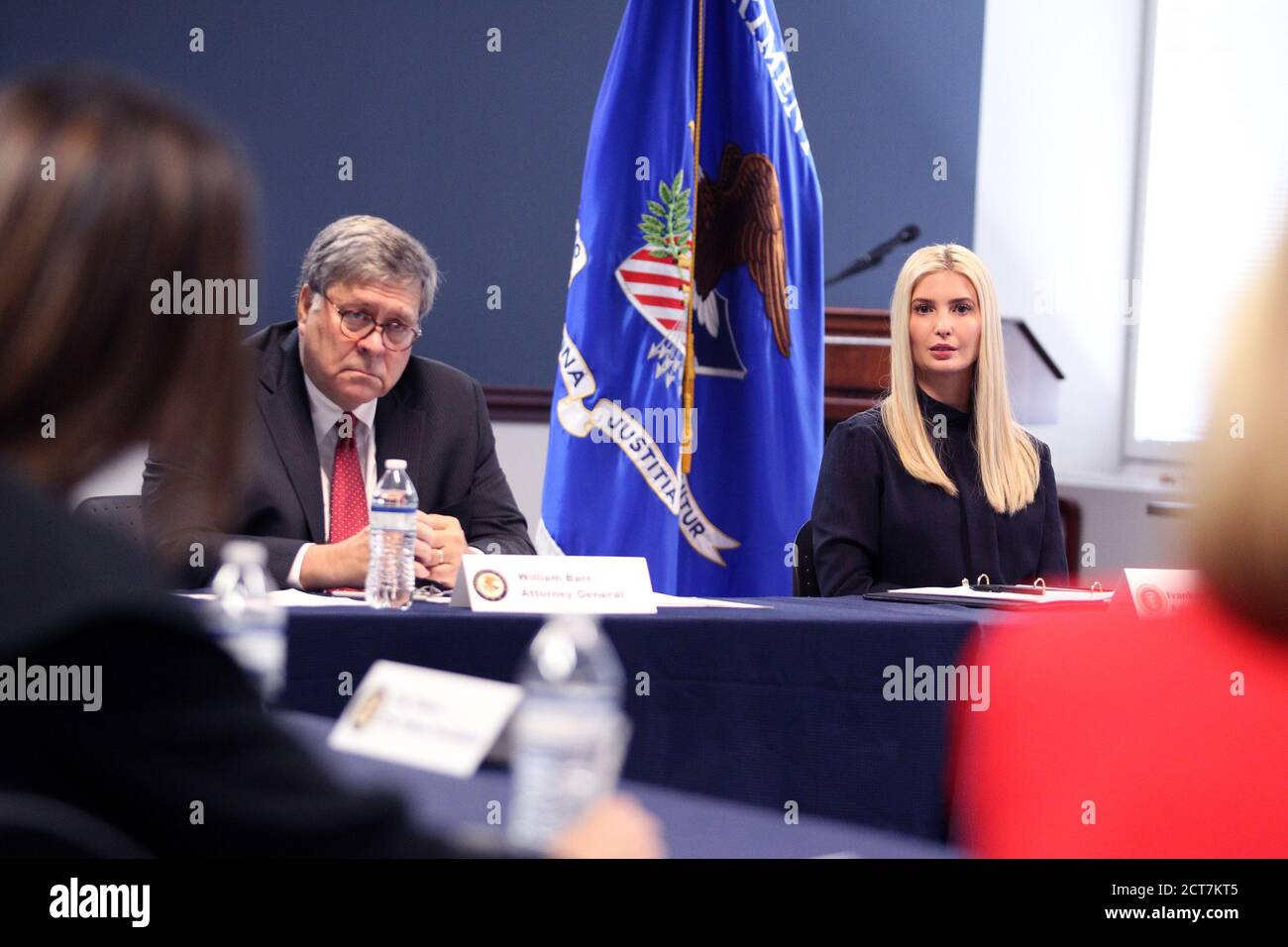 Atlanta, États-Unis. 21 septembre 2020. Le procureur général William Barr (L) et Ivanka Trump écoutent lors d'une discussion en groupe avec des fonctionnaires fédéraux et des porteurs de parts au sujet de la lutte contre la traite des êtres humains à Atlanta, le lundi 21 septembre 2020. Photo de Tami Chappell/UPI crédit: UPI/Alay Live News Banque D'Images