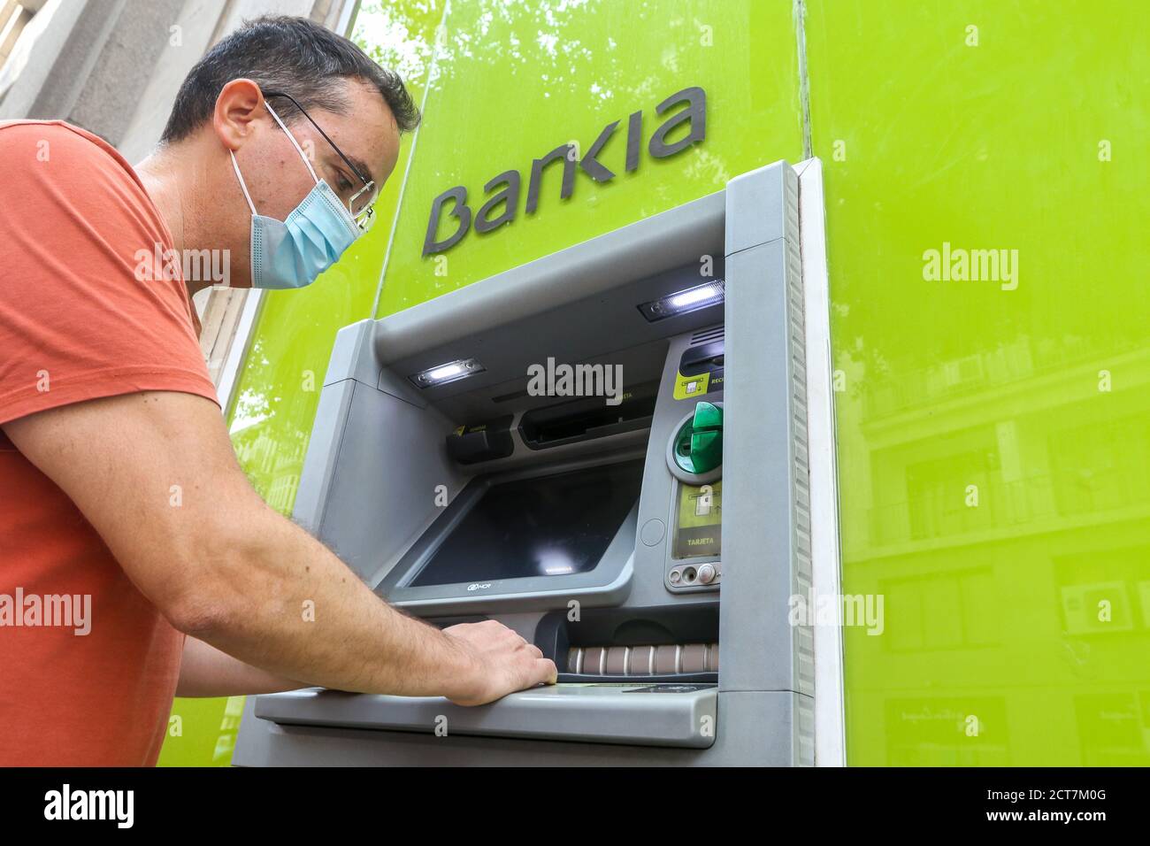 Septembre 21, 2020: 21 septembre 2020 (Malaga) UN utilisateur tire de l'argent d'un caissier Bankia à Malaga, une banque qui va fusionner avec CaixaBank dans les prochains jours. Credit: Lorenzo Carnero/ZUMA Wire/Alay Live News Banque D'Images