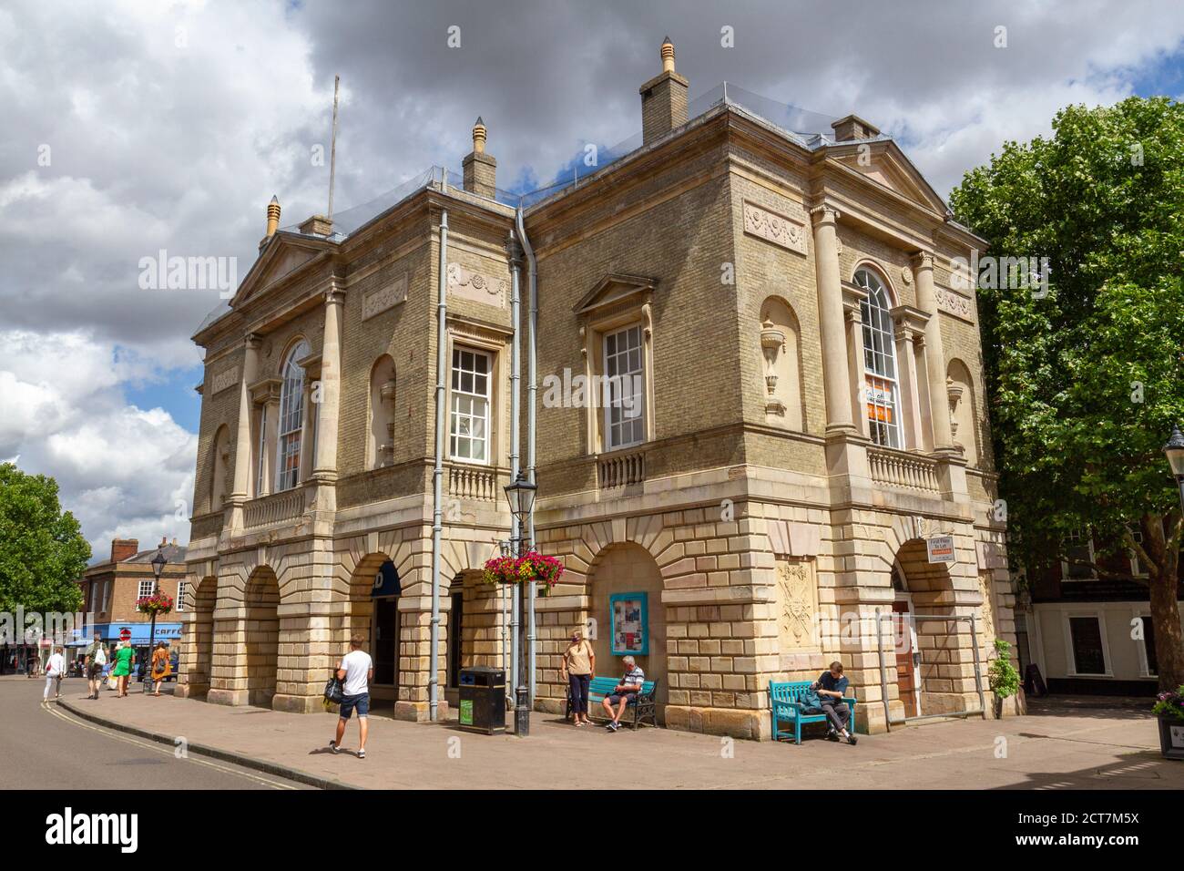 The Grade I-listé Market Cross, (maintenant une branche de Ladbrokes), conçu par Robert Adam, Cornhill, Bury St Edmunds, Suffolk, Royaume-Uni. Banque D'Images