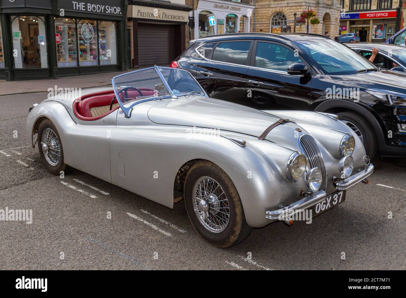 Un roadster Jaguar XK120 1952 stationné à Bury St Edmunds, Suffolk, Royaume-Uni. Banque D'Images