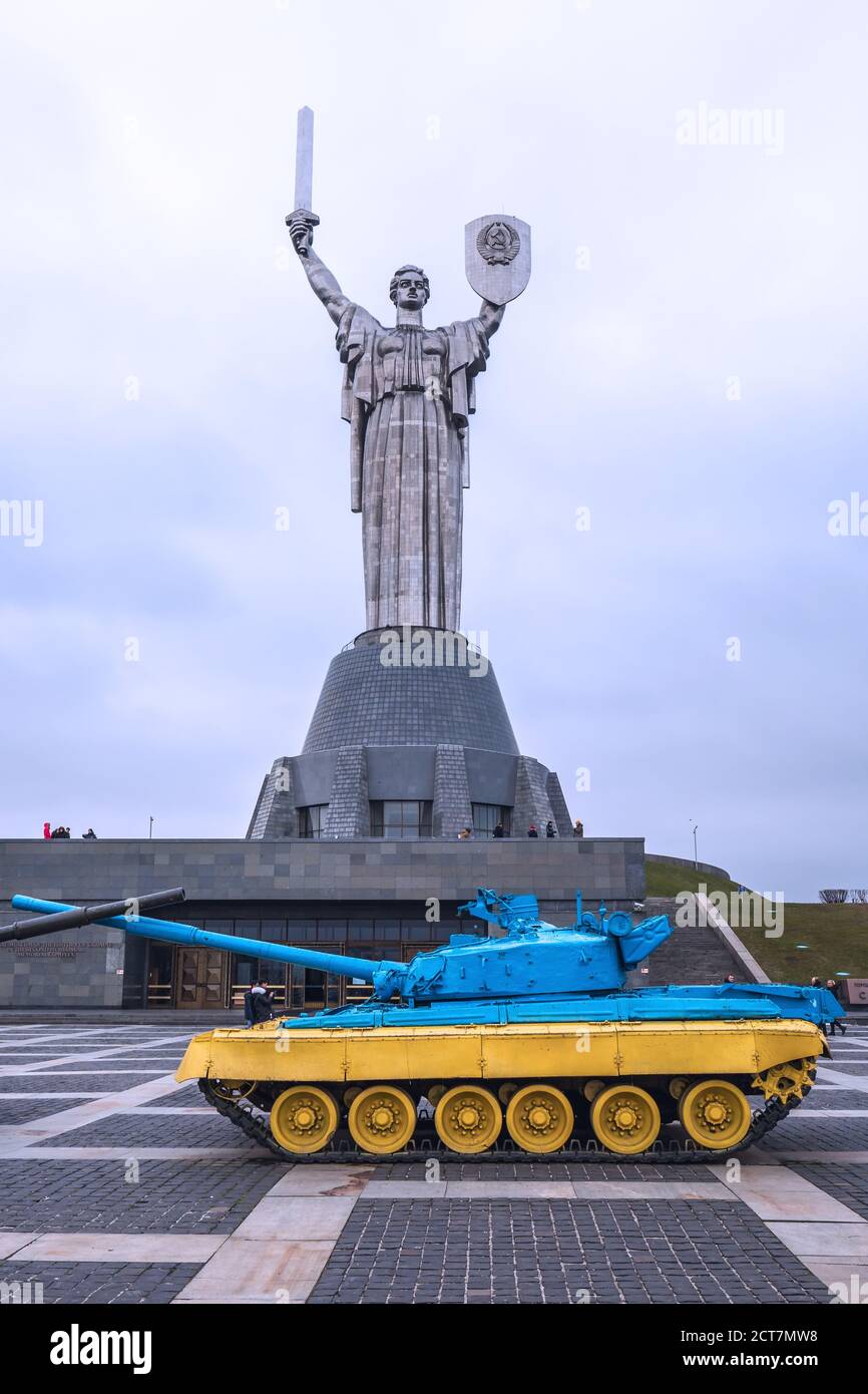 Tanks près du Monument de Motherland est une statue monumentale à Kiev. La sculpture fait partie du Musée d'Histoire de l'Ukraine, Kiev. Ton bleu Banque D'Images