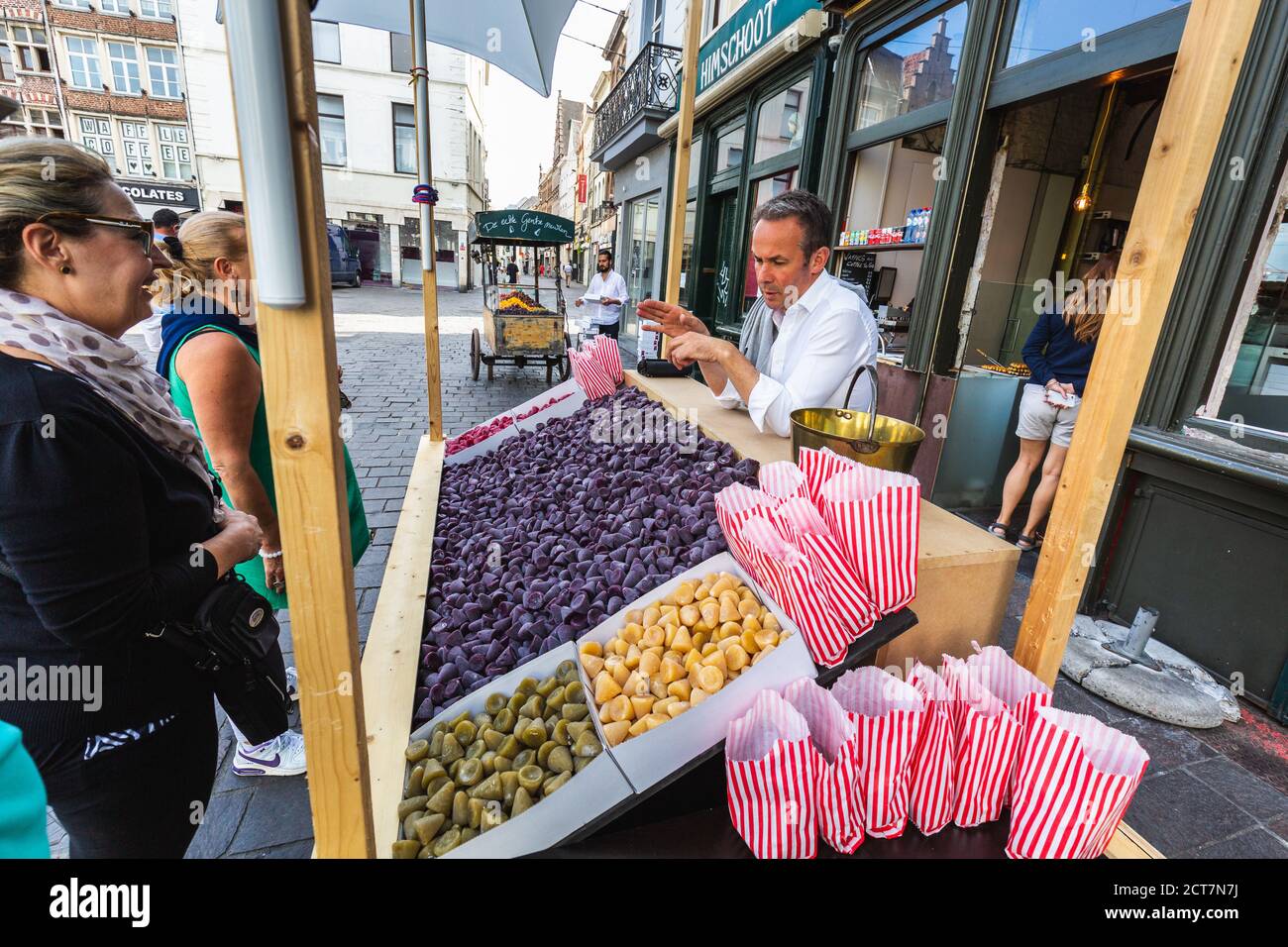 Man vend des bonbons traditionnels belges célèbres, le couberdon. Gand, Belgique - juillet 29 2018. Banque D'Images