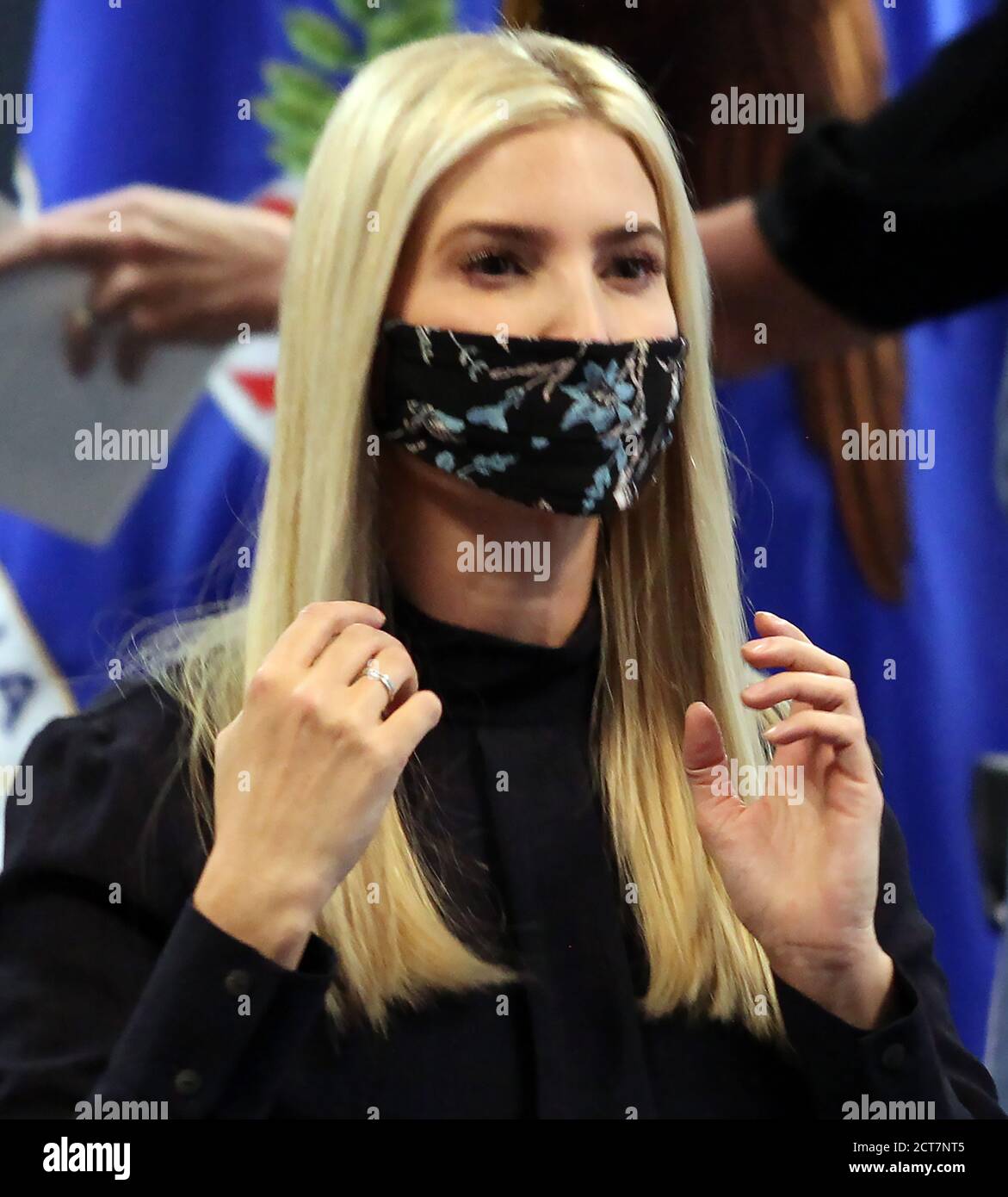 Atlanta, États-Unis. 21 septembre 2020. Ivanka Trump met son masque à la suite d’une discussion en groupe avec des responsables fédéraux et des détenteurs de parts concernant la lutte contre la traite des êtres humains à Atlanta, le lundi 21 septembre 2020. Photo de Tami Chappell/UPI crédit: UPI/Alay Live News Banque D'Images
